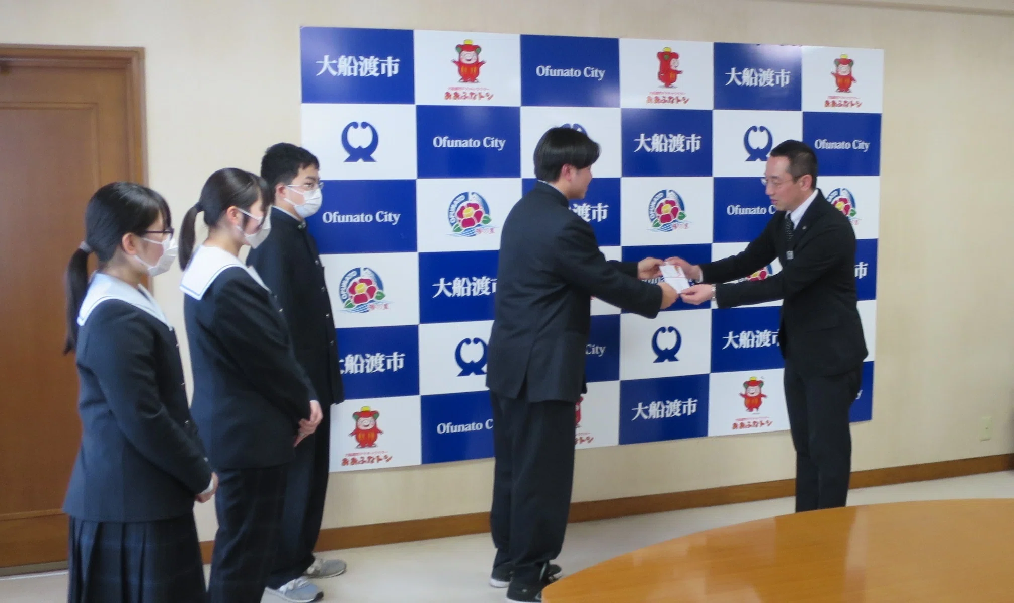 情報処理科】販売実習の利益を大船渡市に寄付しました。｜大船渡東高等学校