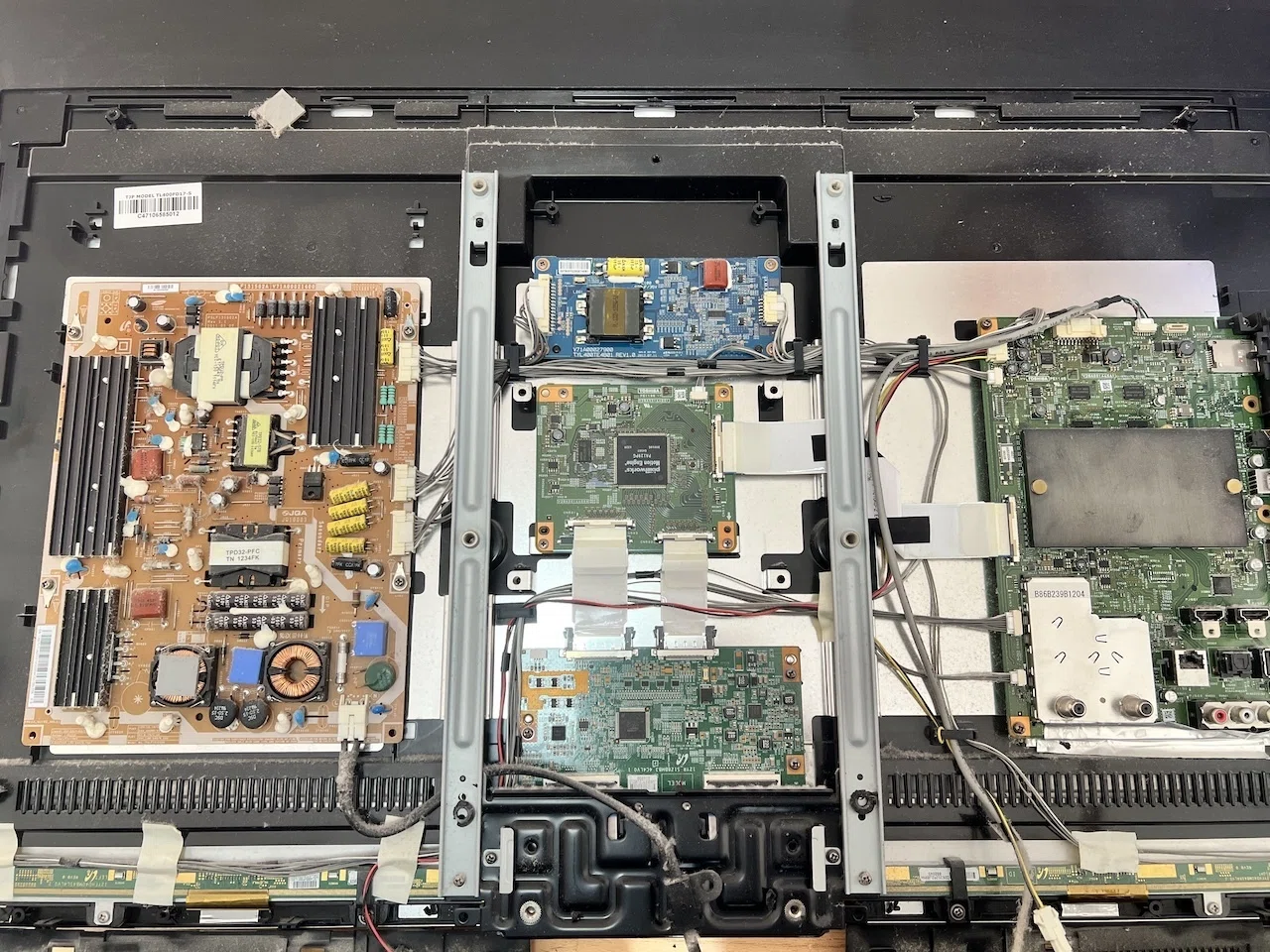 生成AIを活用し、テレビの電源不具合を自力で修理する｜高知のIoT屋