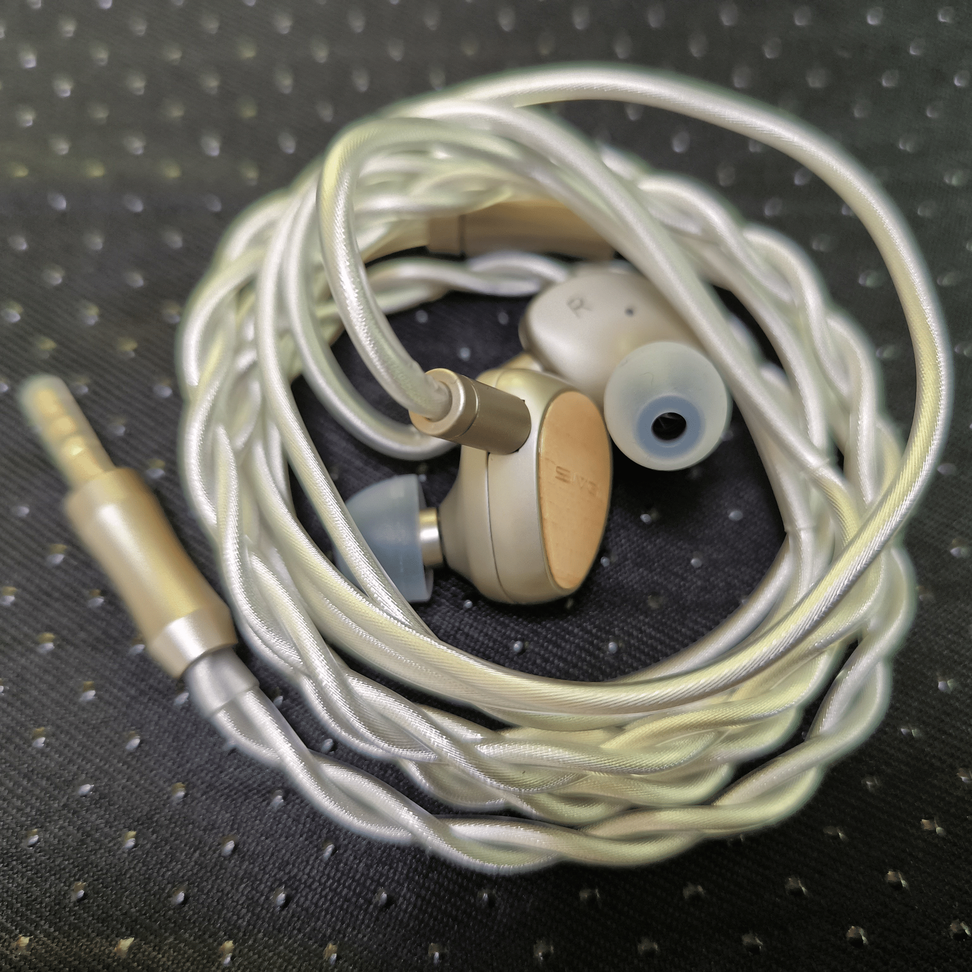 Sivga Que 鵲(かささぎ) イヤホンレビュー。温もりと繊細さと力強さが