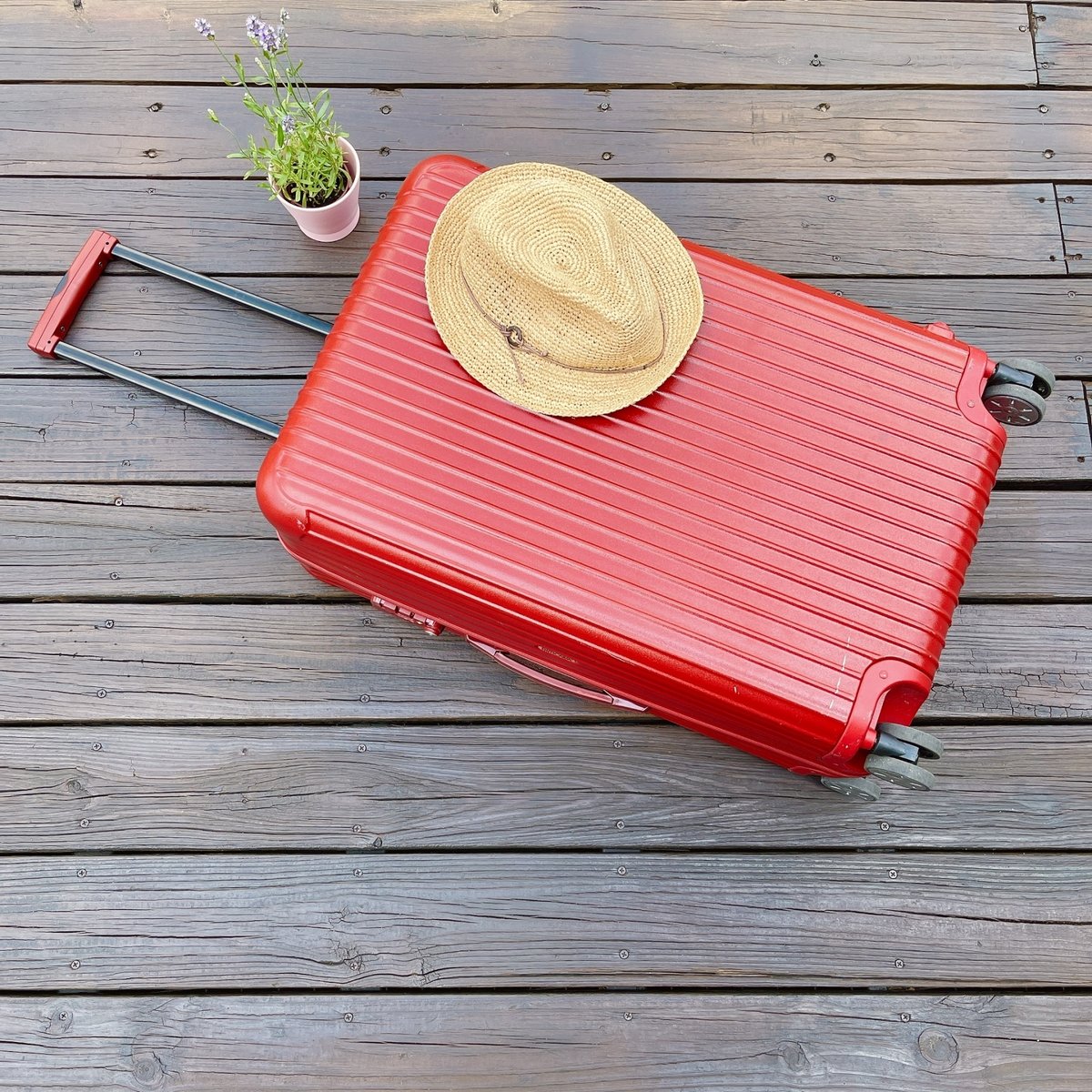 赤いスーツケース