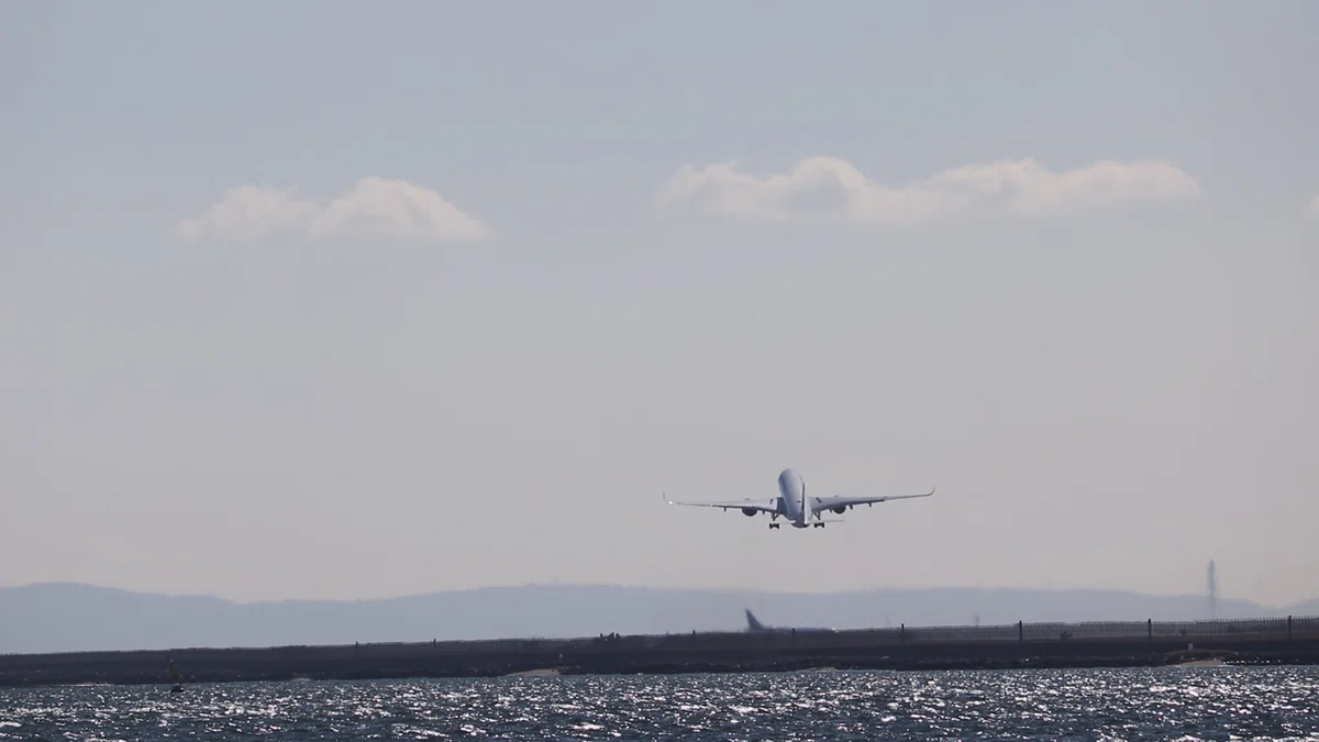 羽田空港を離陸する飛行機の写真
