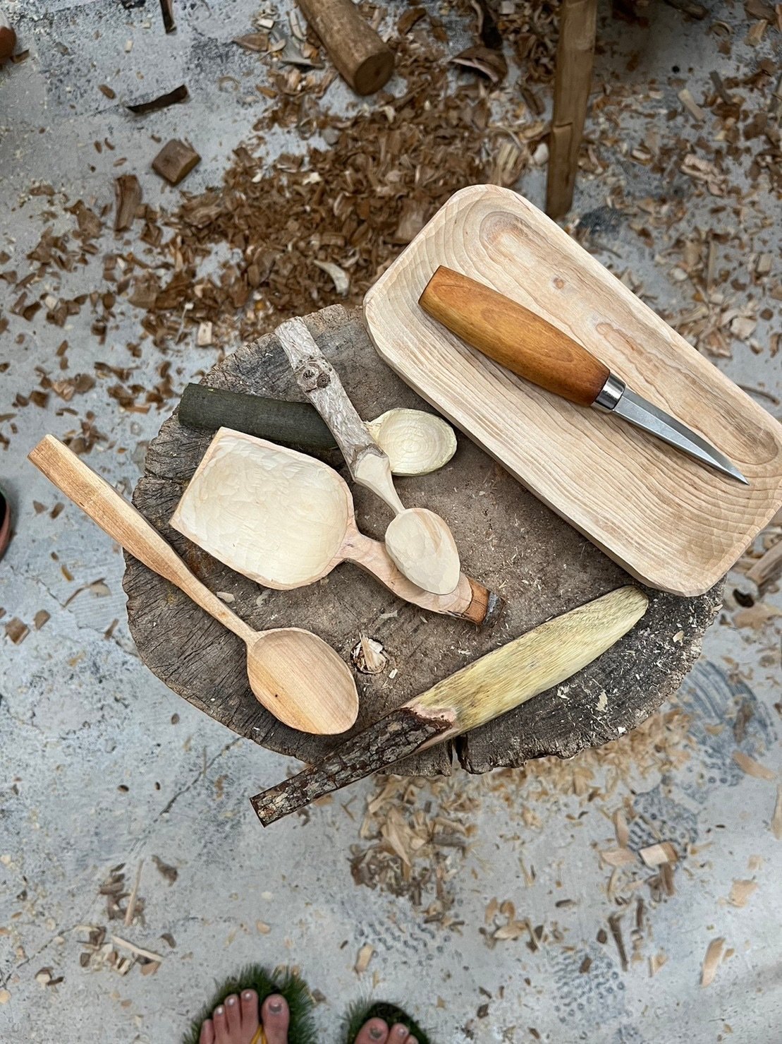 生木から斧やナイフをつかってスプーンを削る「グリーンウッドワーク