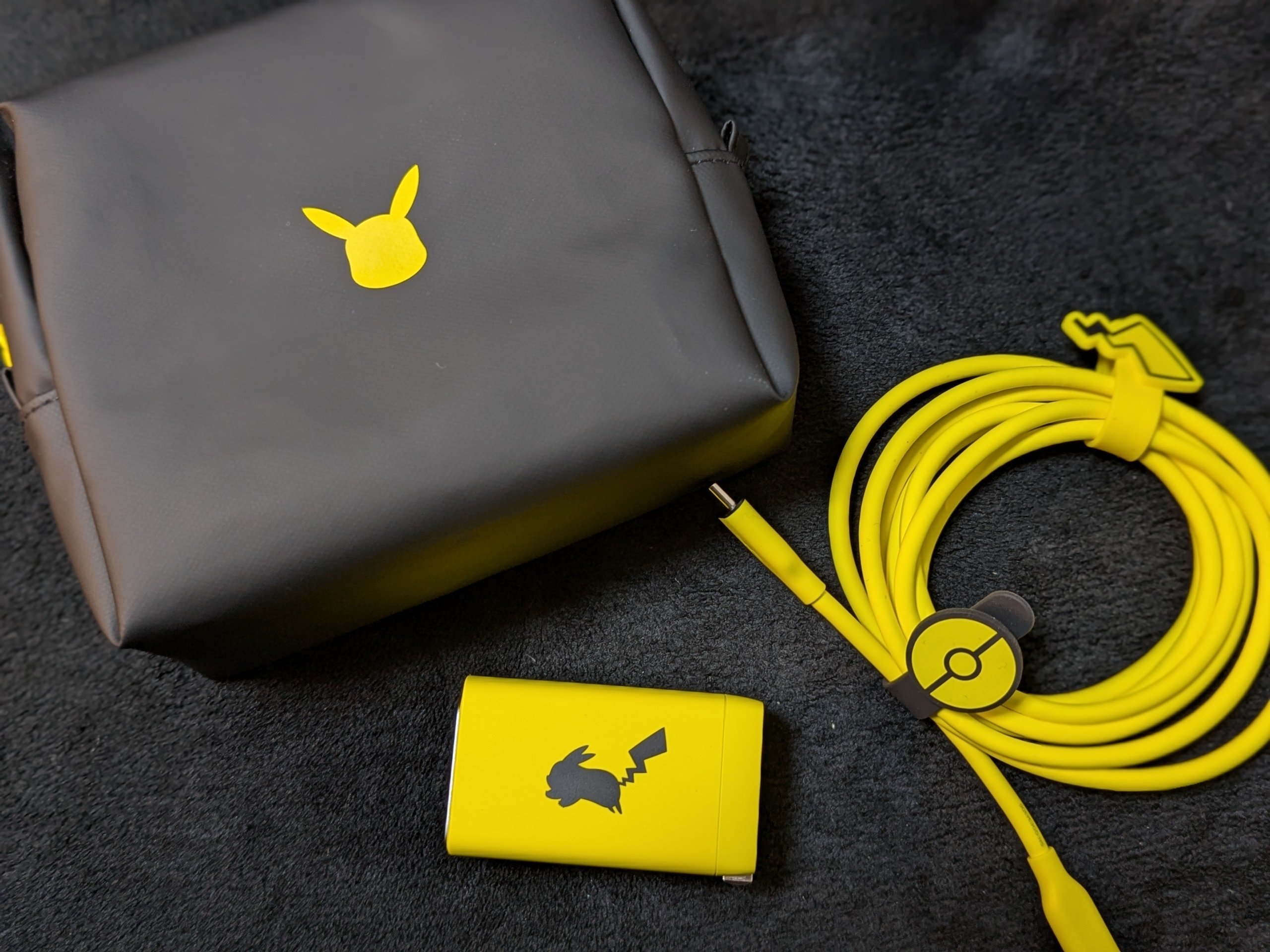 ピカチュウデザインの65W充電器買ったら出張やお出かけがちょっとだけ