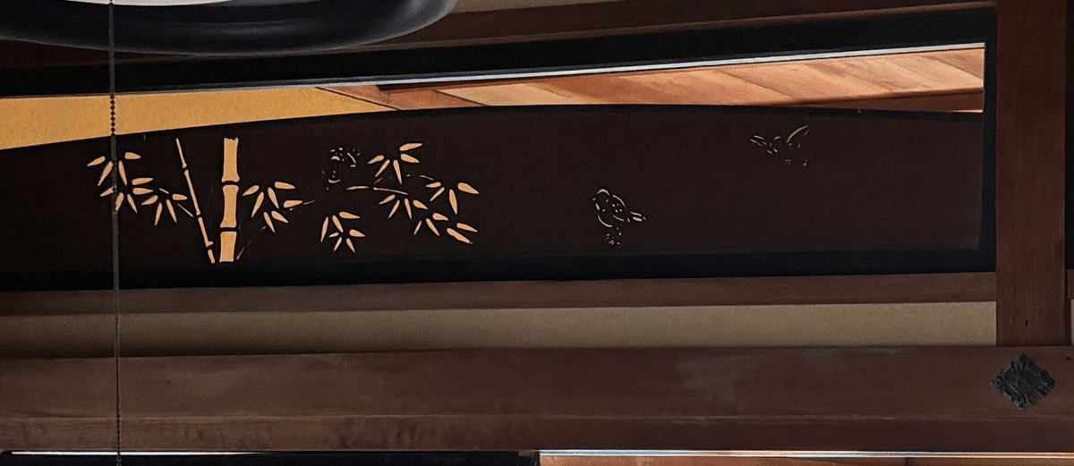 現場で見付けた「笹と雀」の透かし彫り欄間｜伝統建築ラボ｜耐震研究ラボ