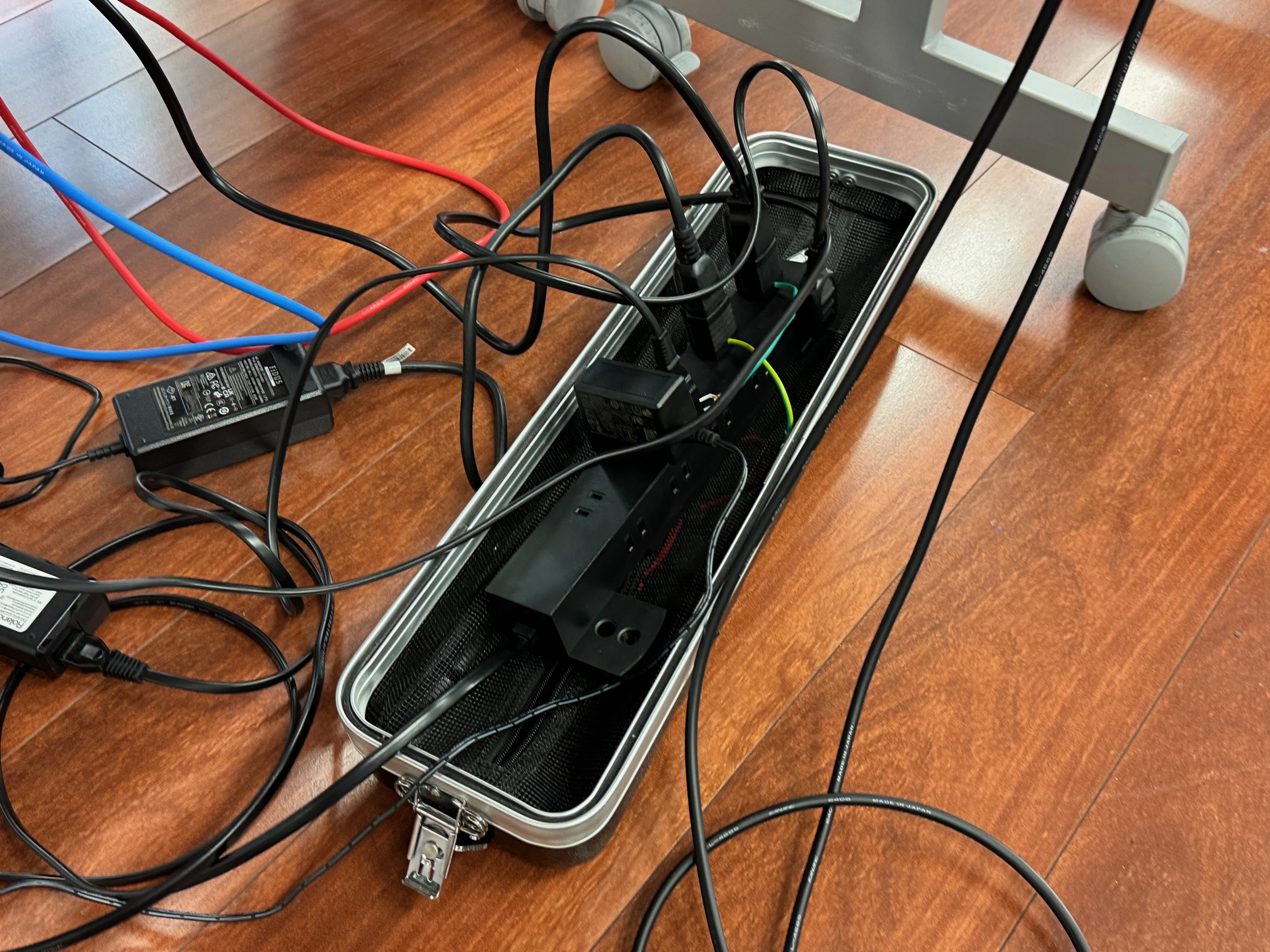 機材卓周りにケーブルを引く順番は？ 〜電源ケーブルを一番下に引く