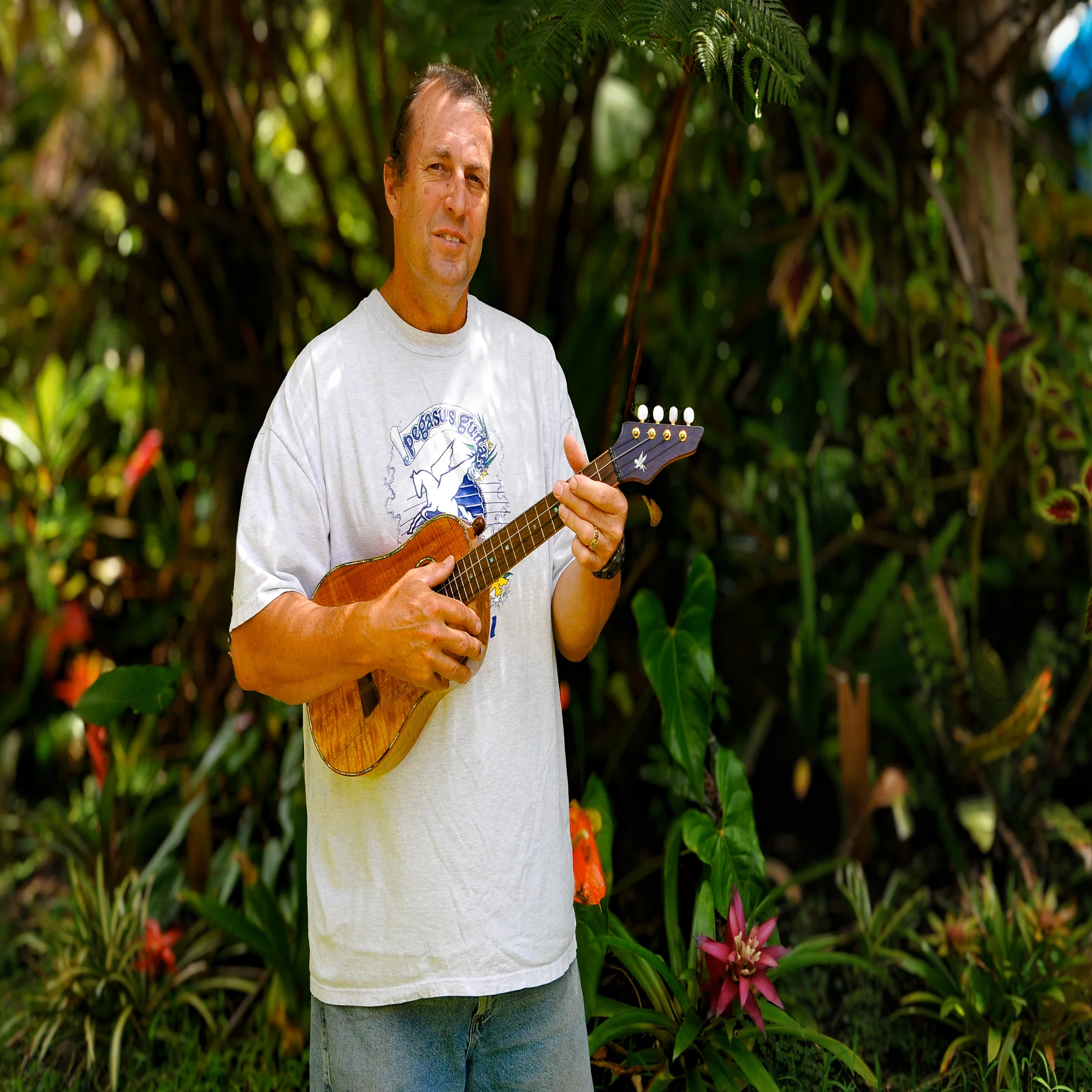 ボブ・グリーソンとPegasus Guitars & Ukulelesー森の中の名ルシアーが 