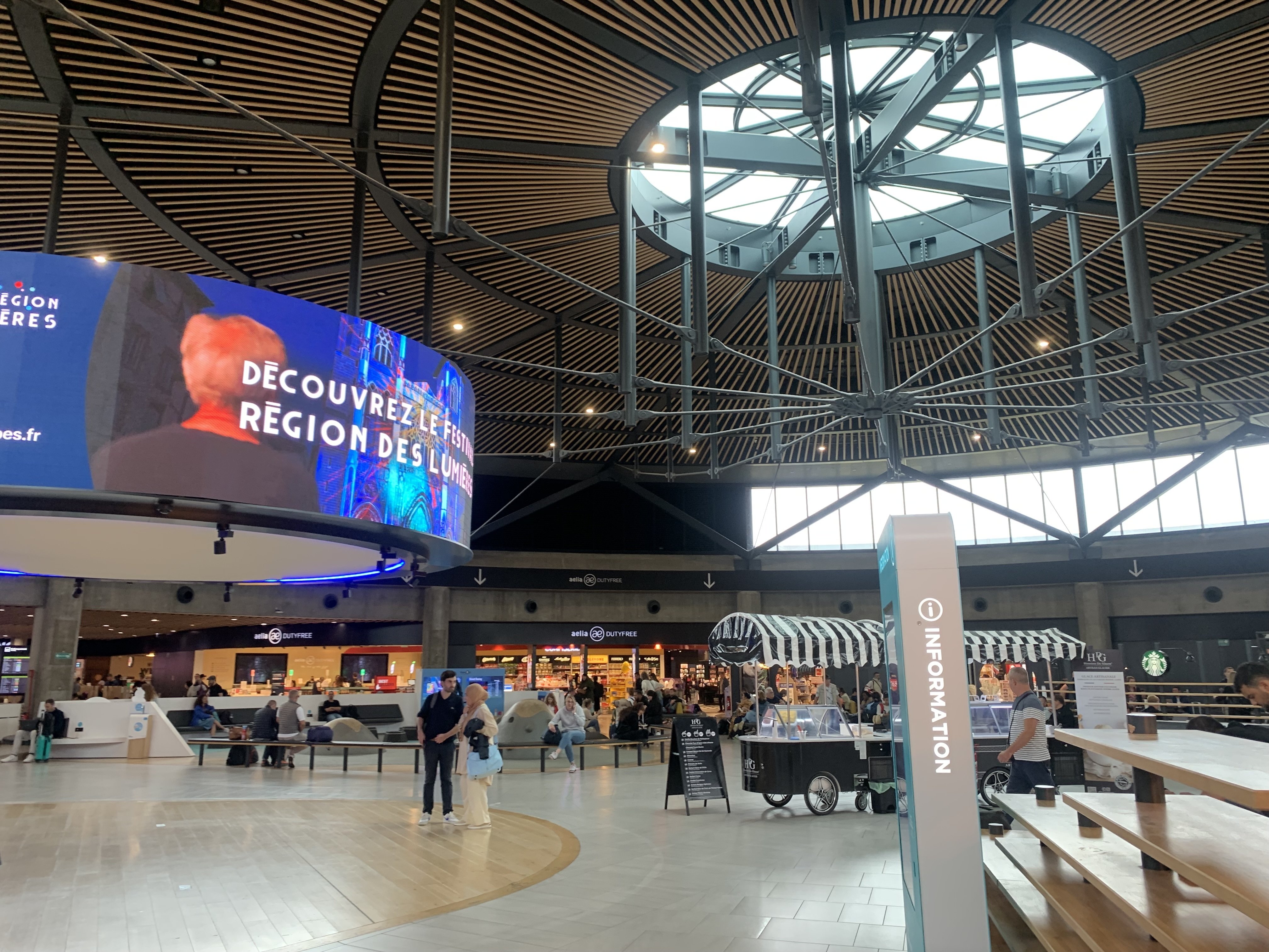 旅行記/2024年ニース🇫🇷】これぞ地中海!な青が眩しいリゾート地｜けい