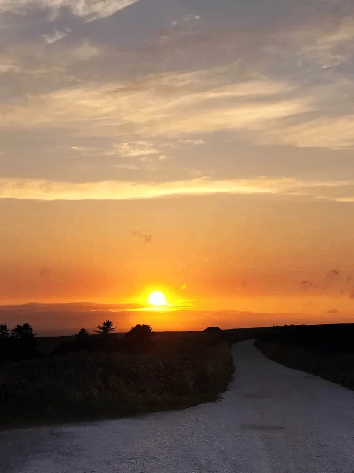 夕焼け。北海道稚内市の白い道での一枚