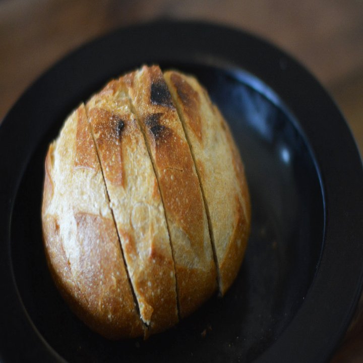 フライパンでパンを焼く
