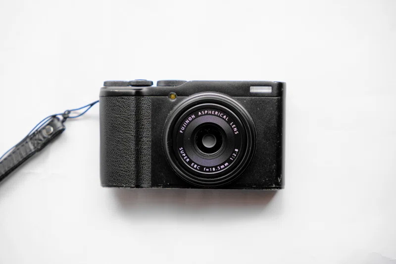 FUJIFILM XF10 は悩ましきAPS-Cコンデジ｜じんた堂