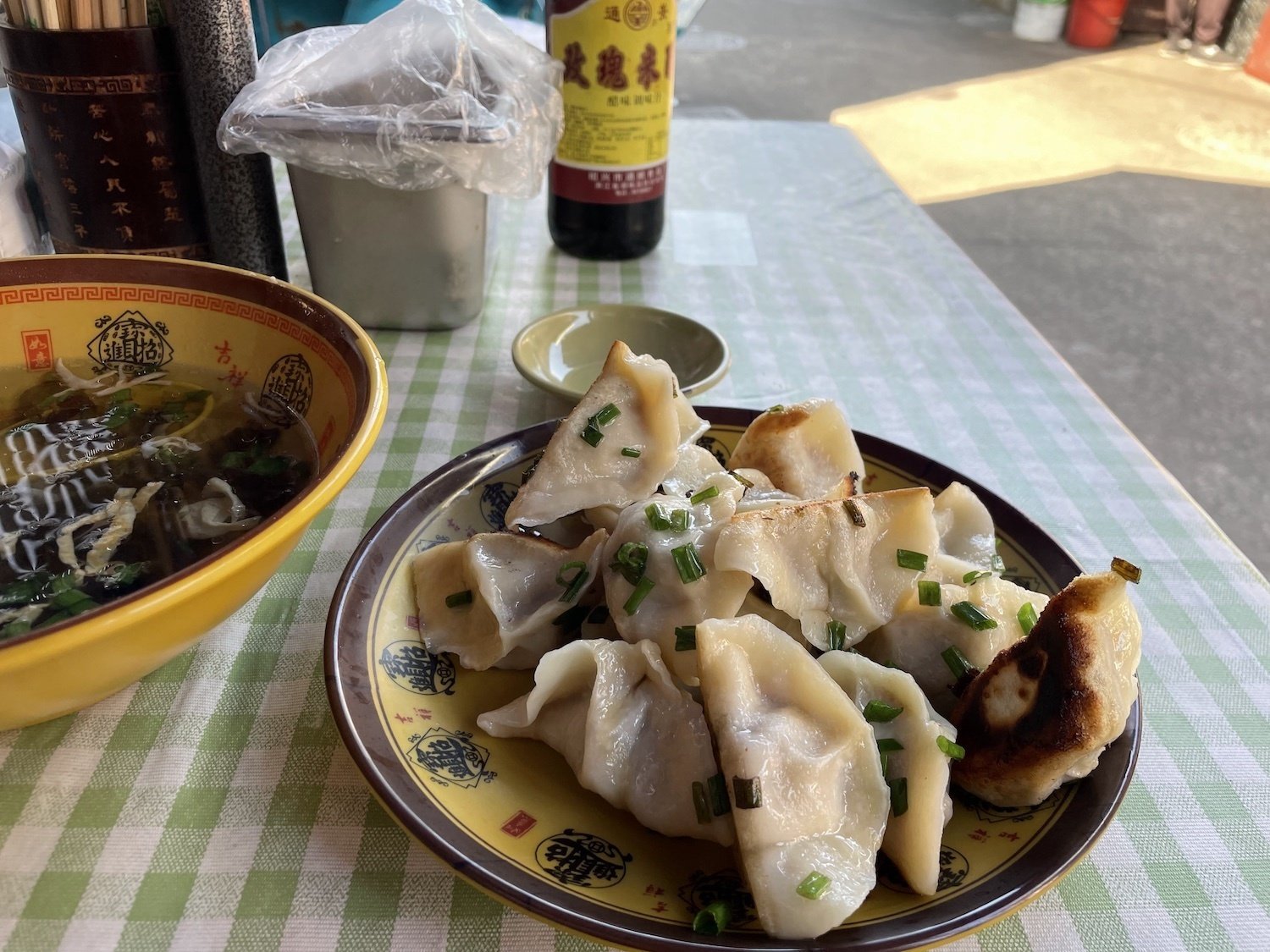 醉游黄乡③朝の紹興ぶらり。路地裏で出会った焼き餃子とスープに