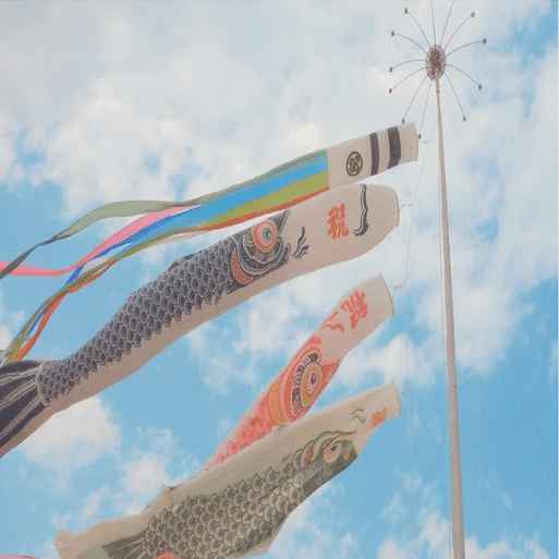 特集】机の上で揺れる鯉のぼり「koburi」。日本の伝統を技術と人の