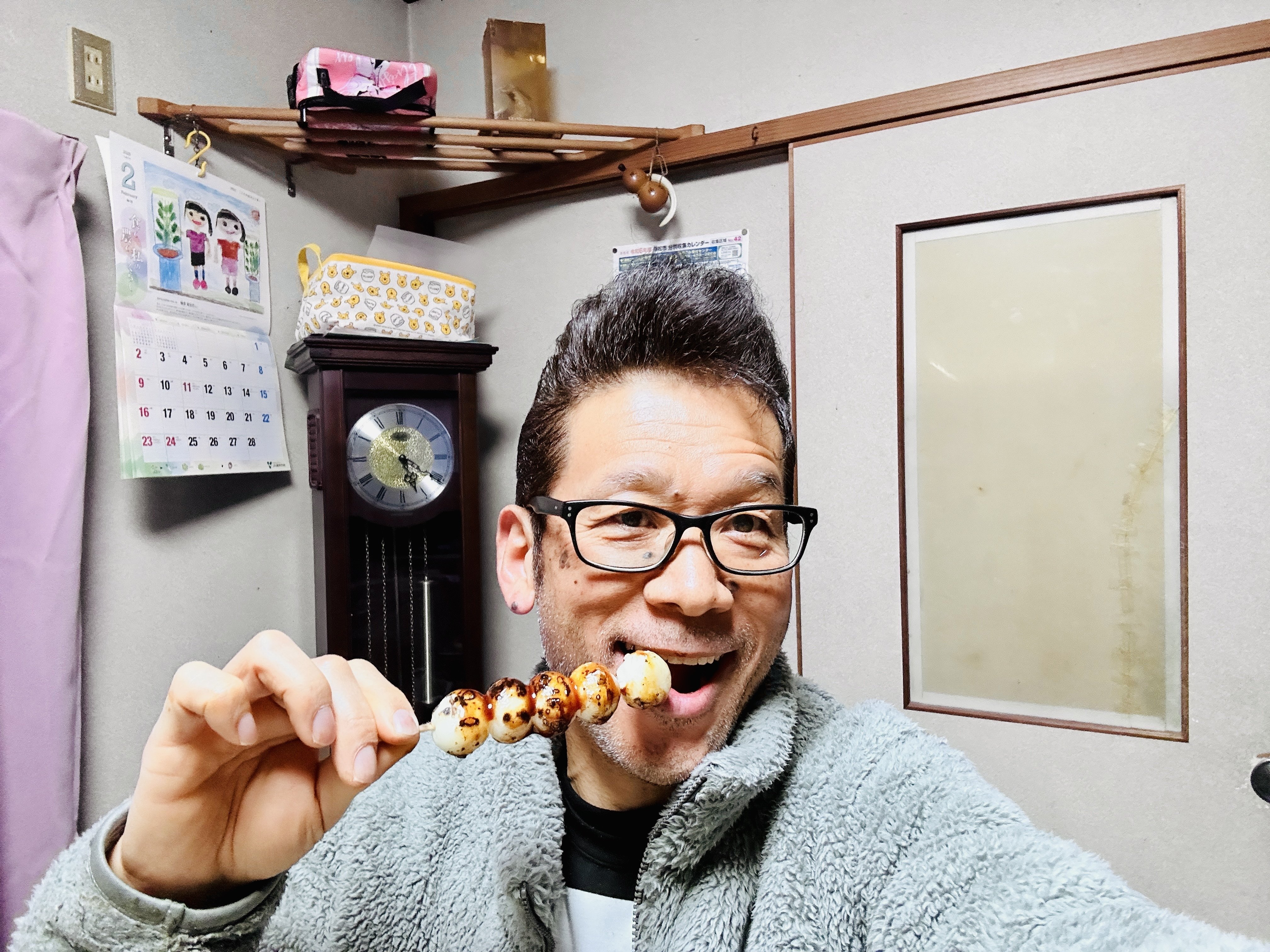 カフェ ハニーディップ の5玉の みたらし団子 は縁起物なんです
