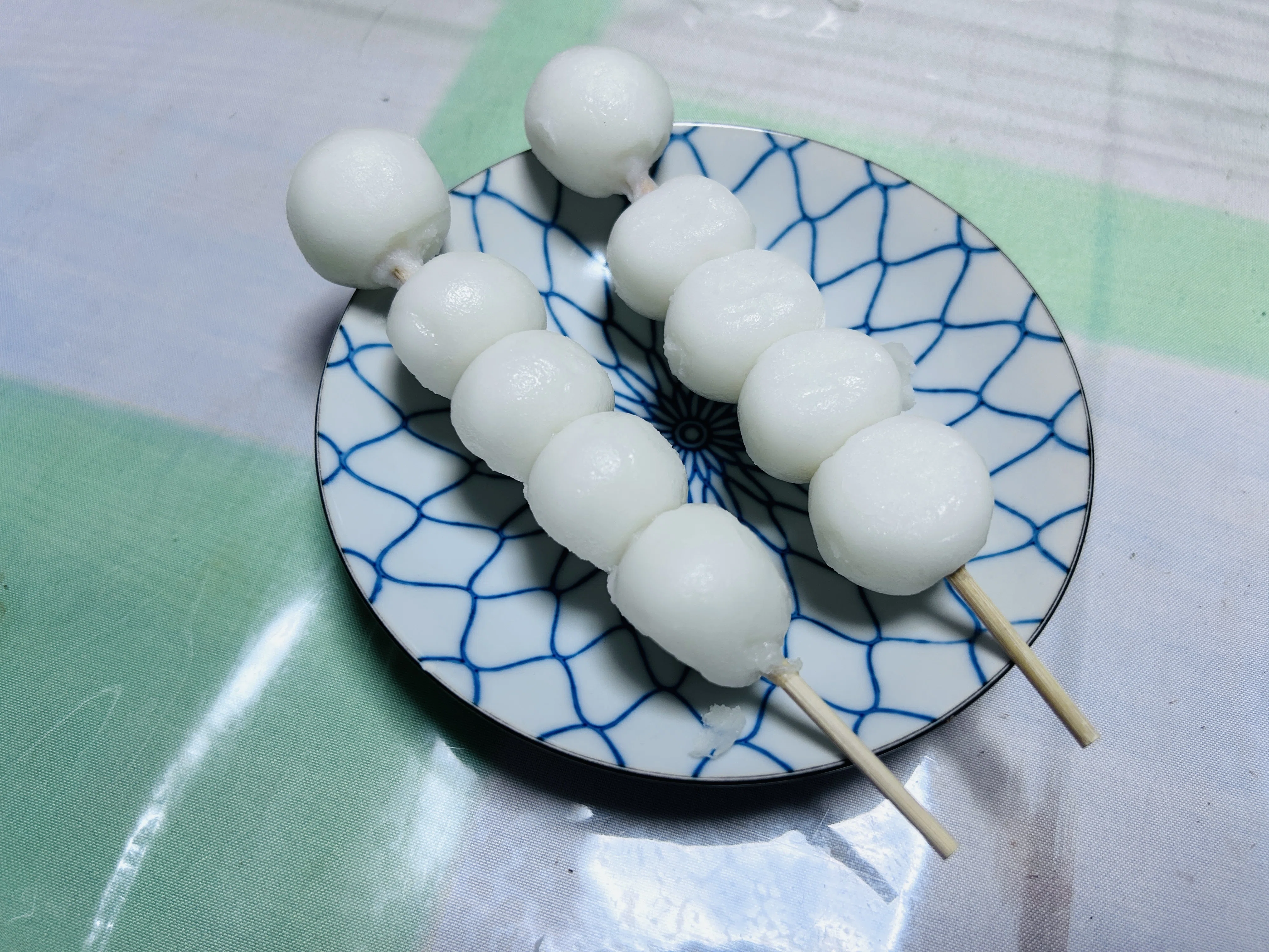 カフェ ハニーディップ の5玉の みたらし団子 は縁起物なんです