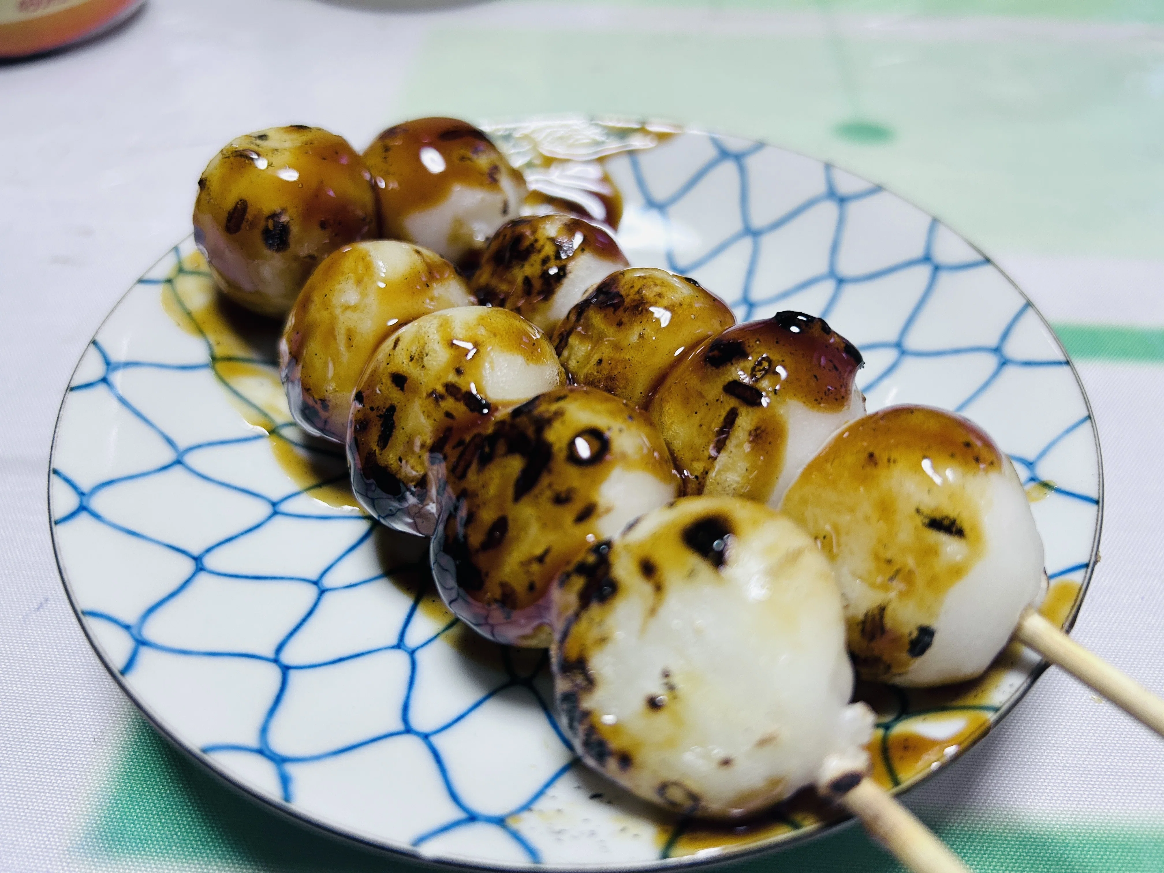 カフェ ハニーディップ の5玉の みたらし団子 は縁起物なんです