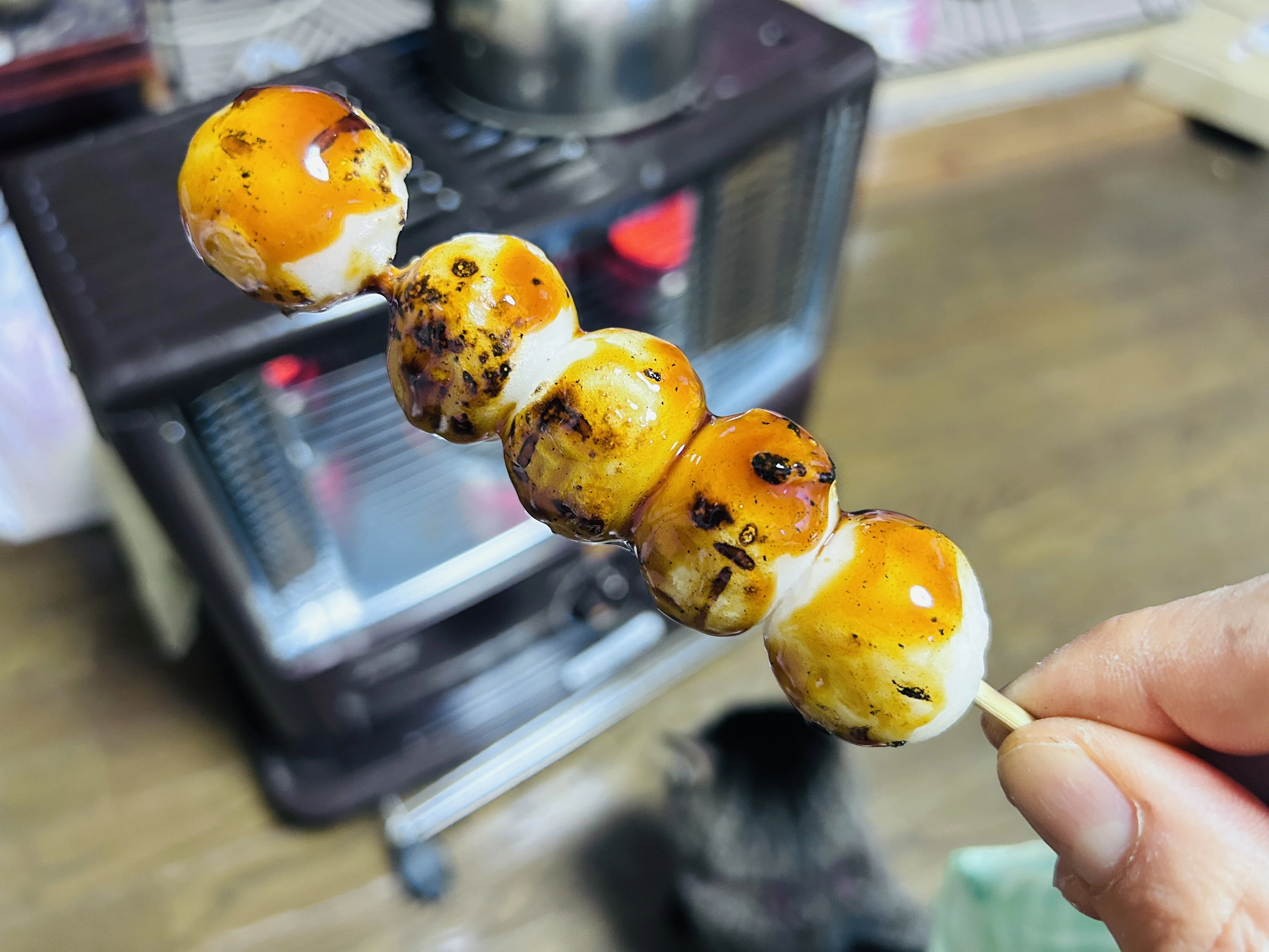 カフェ ハニーディップ の5玉の みたらし団子 は縁起物なんです