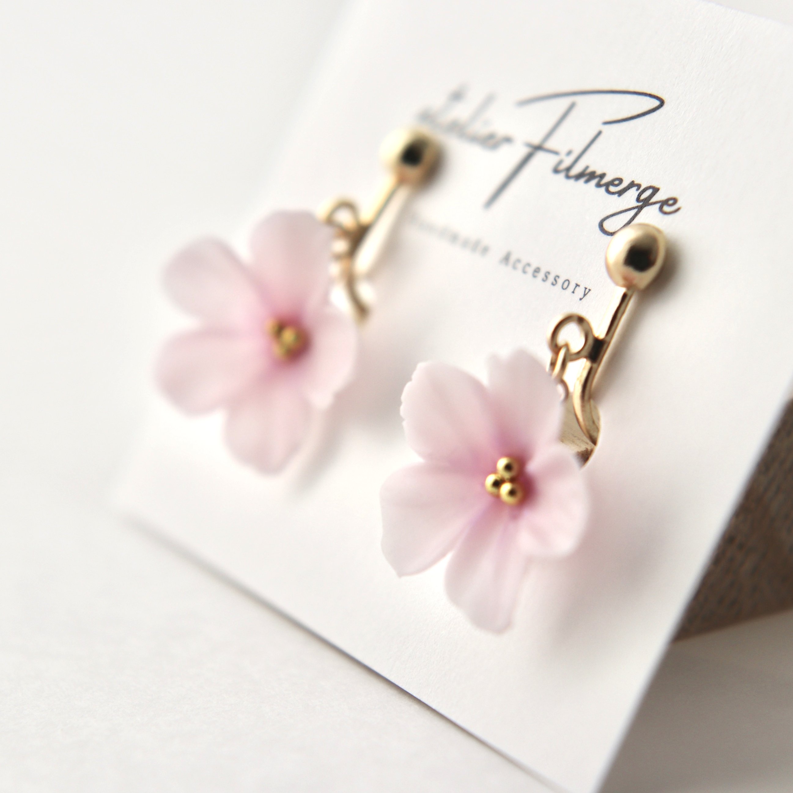 【625】小さなお花のピアス／樹脂粘土 樹脂粘土で作る お花アクセサリー 自然界のお花に 二つと同じものが