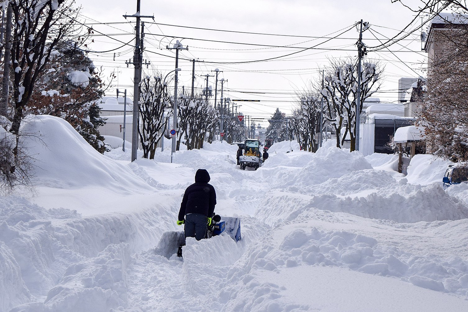記録的大雪の対応に追われる建設業者／混乱続く帯広、少雪地域で警戒