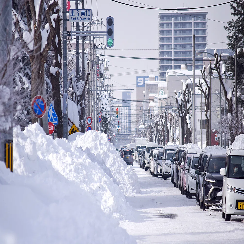 記録的大雪の対応に追われる建設業者／混乱続く帯広、少雪地域で警戒 