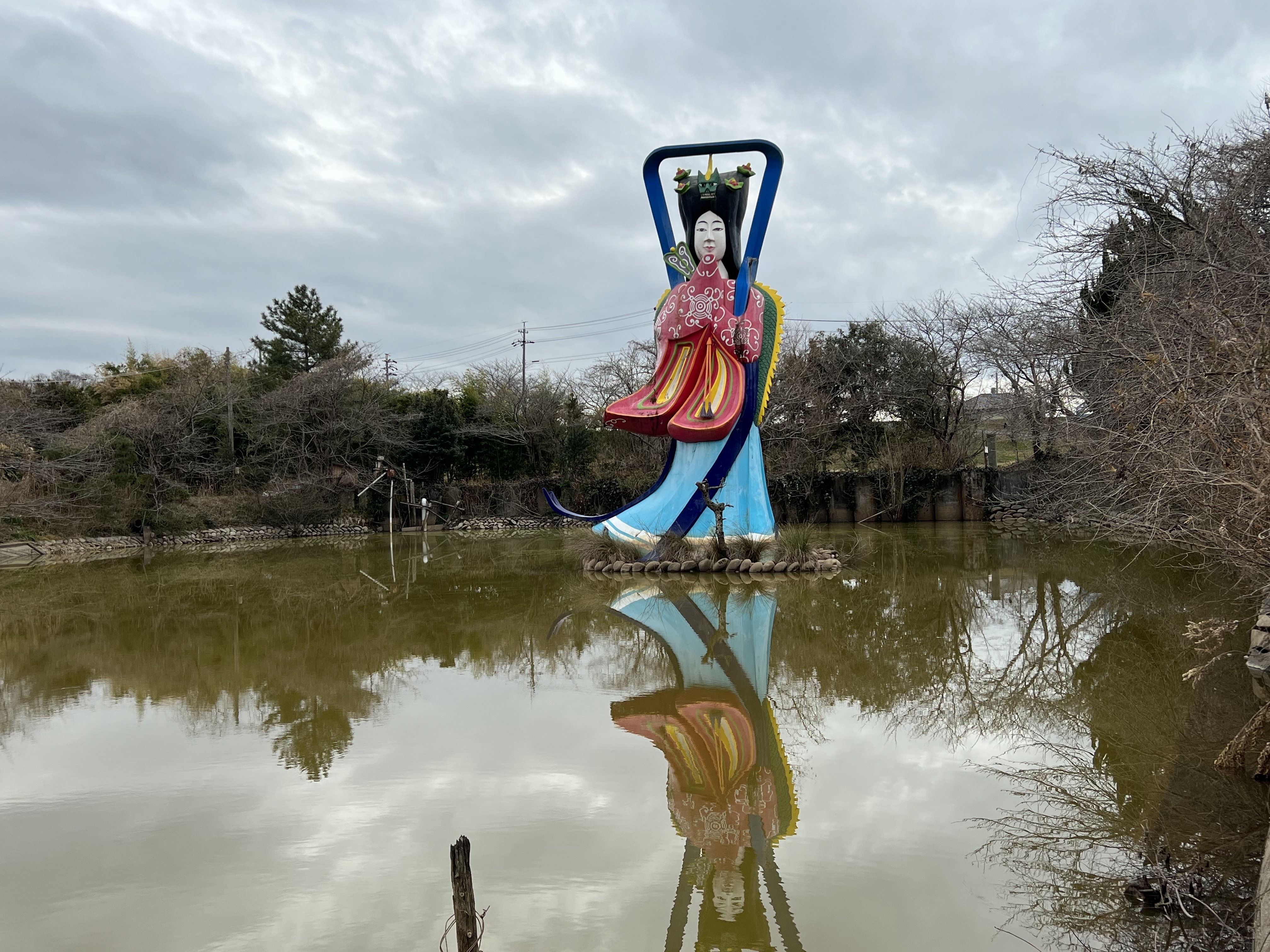 巨大な乙姫と浦島太郎が出迎える、岐阜の不思議スポット：乙姫公園の