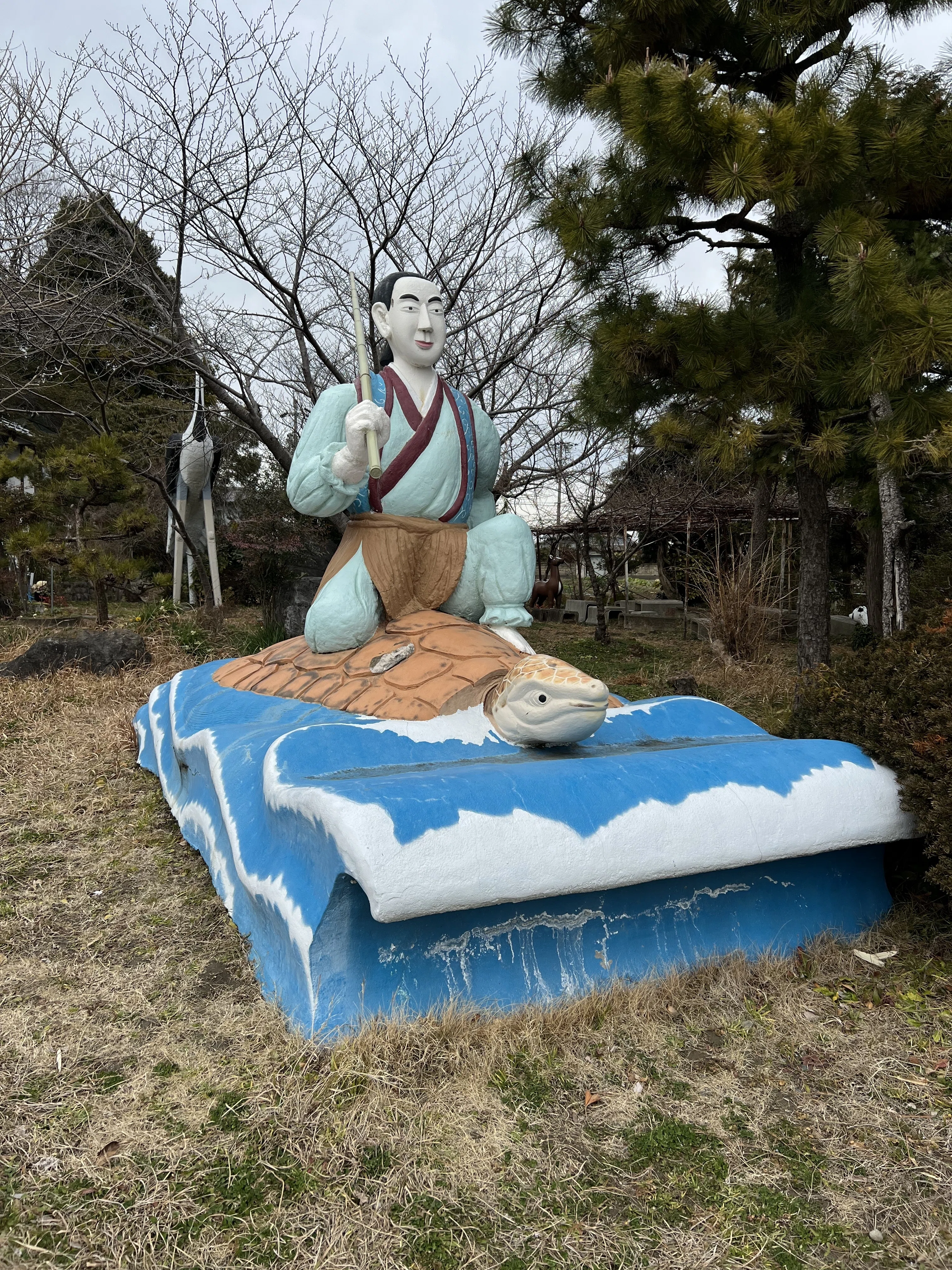 巨大な乙姫と浦島太郎が出迎える、岐阜の不思議スポット：乙姫公園の