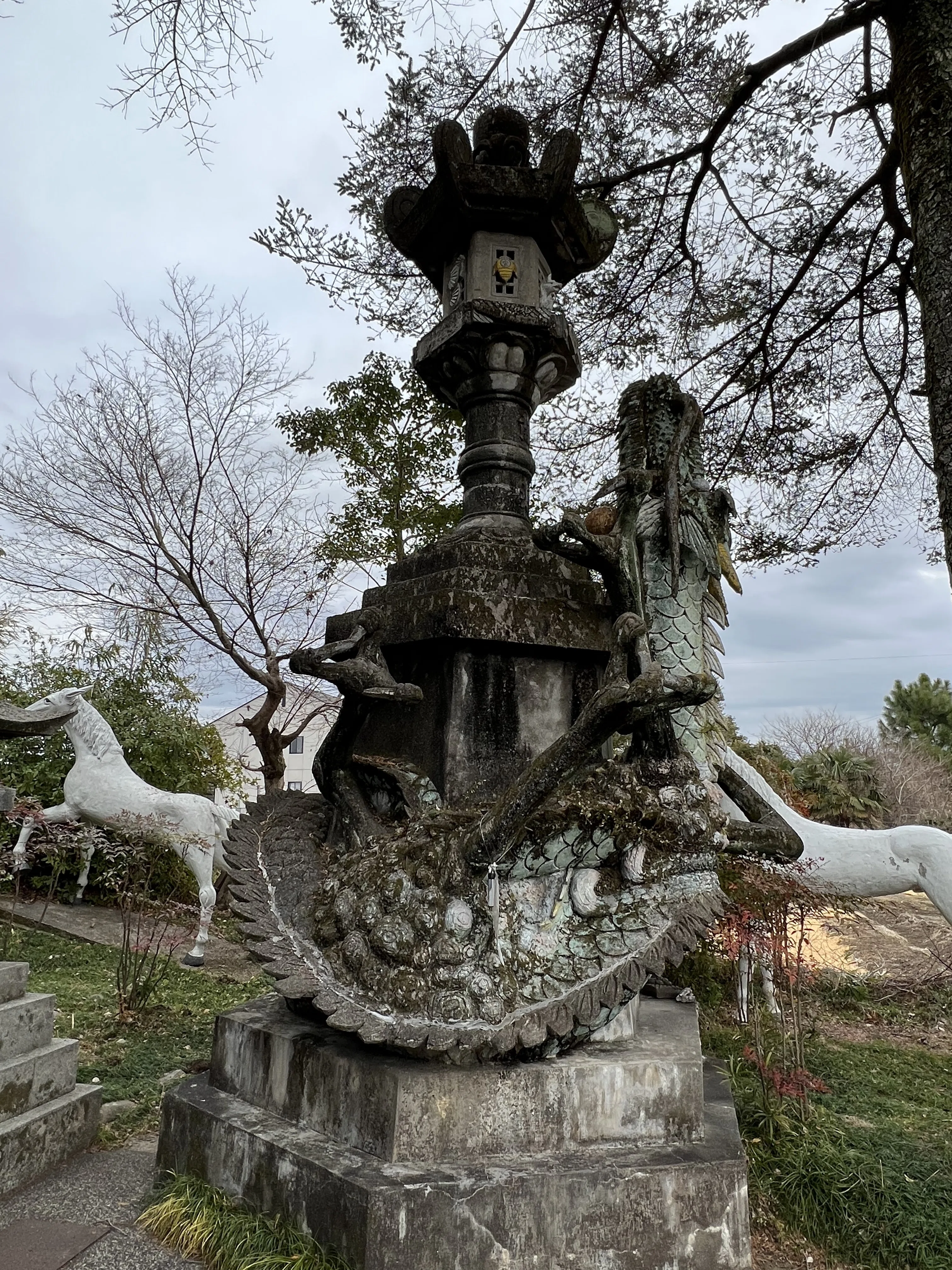 巨大な乙姫と浦島太郎が出迎える、岐阜の不思議スポット：乙姫公園の