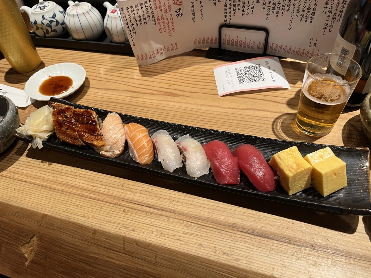 皿に寿司が10貫のっている。