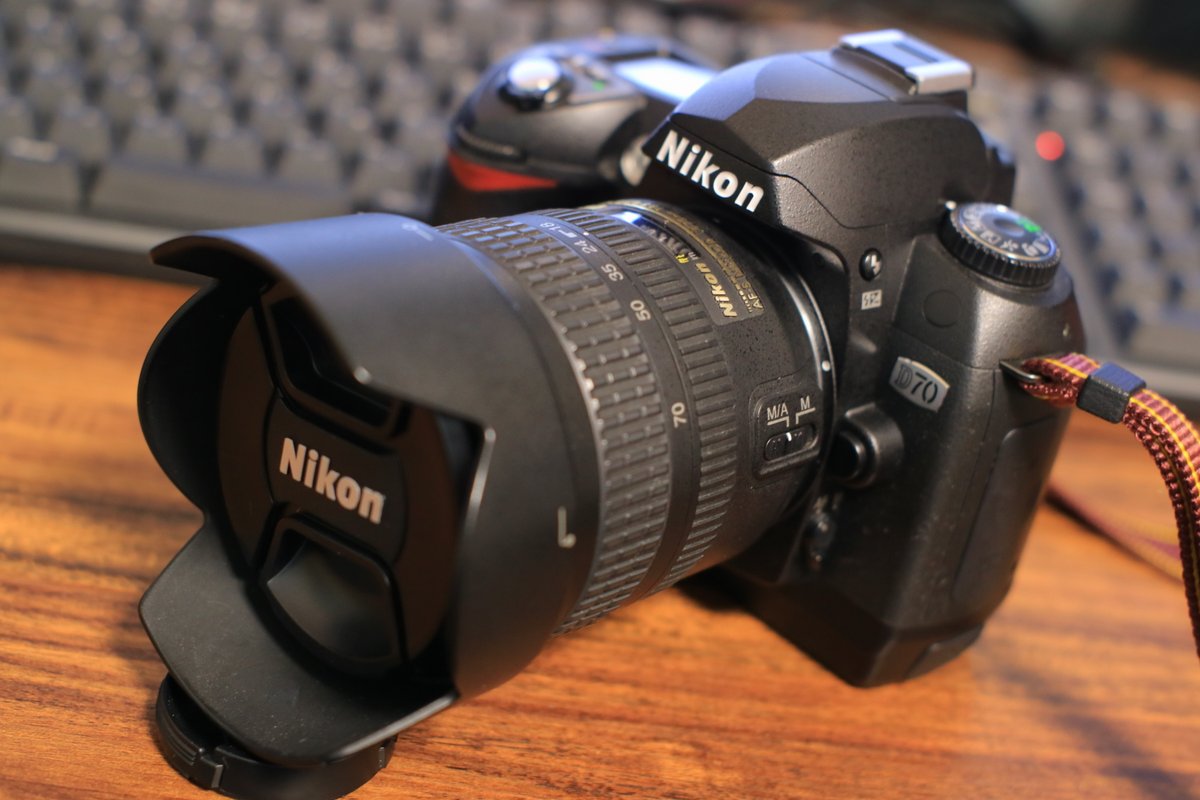 Nikon D70 デジタル一眼レフカメラ レンズキット [AF-S DX ズーム  