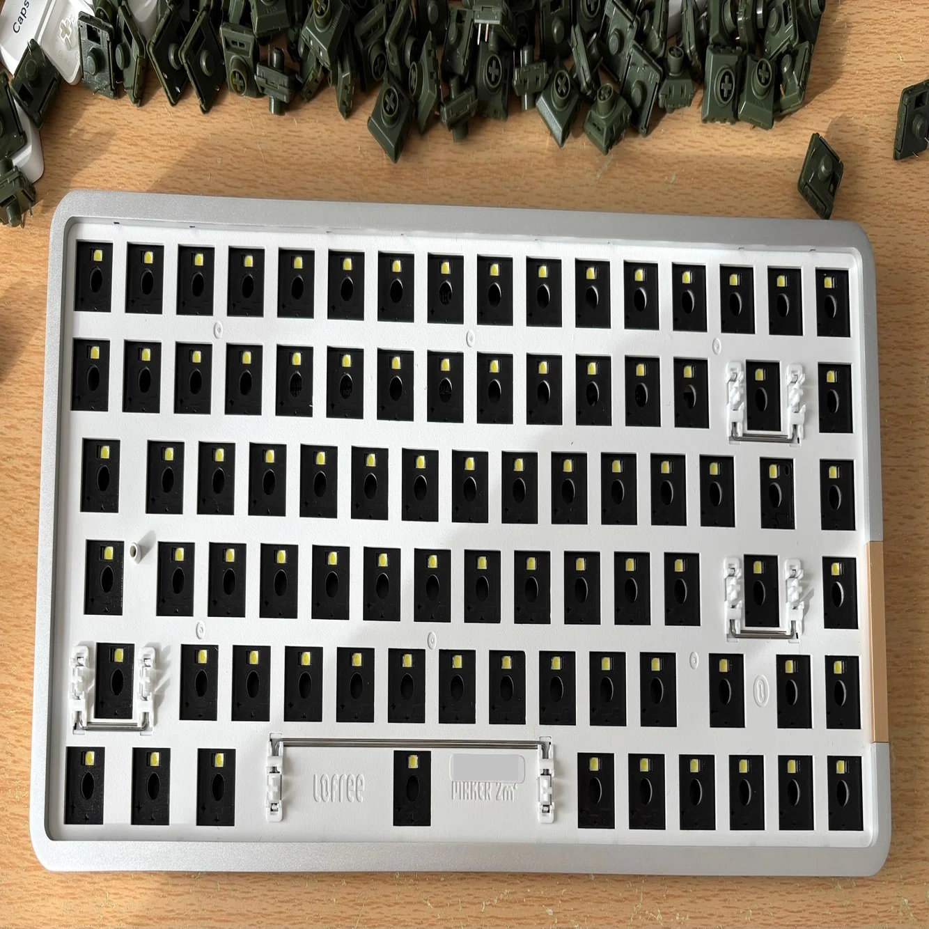 理想の静音ロープロファイルキーボードをLofree Flow 84 + Kailh Deep 