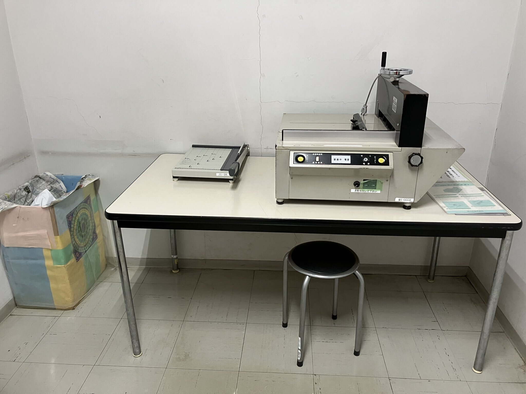 引き取り限定 東久留米市】作画机（☆鳥居型 テーブル 作業台 欅