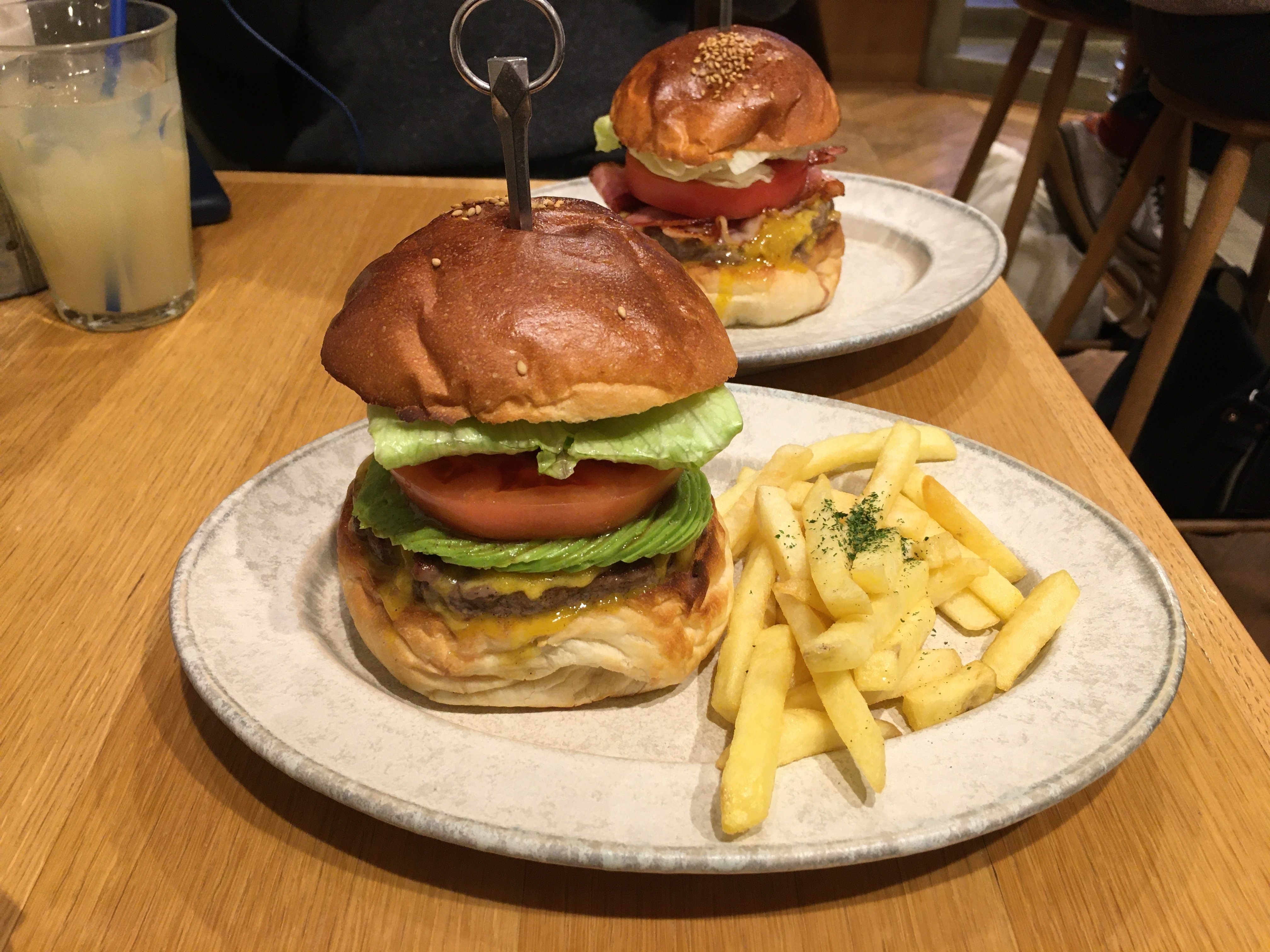 池袋の名店 No.18のハンバーガーは「美味しい」以外言わせてくれない