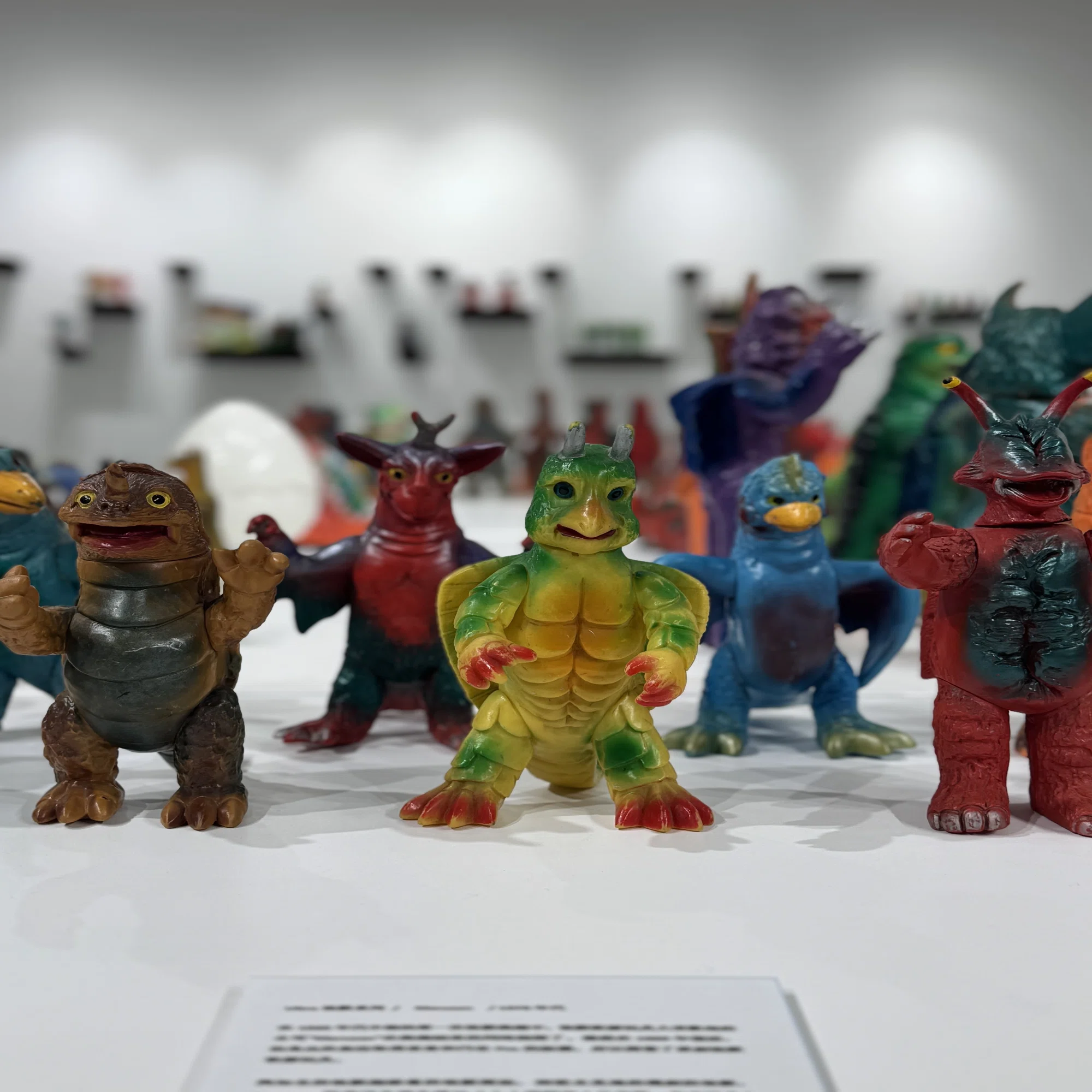 ヴィンテージのパチ怪獣ソフビを上海で展示した話 ｜ 連載：ソフビ 