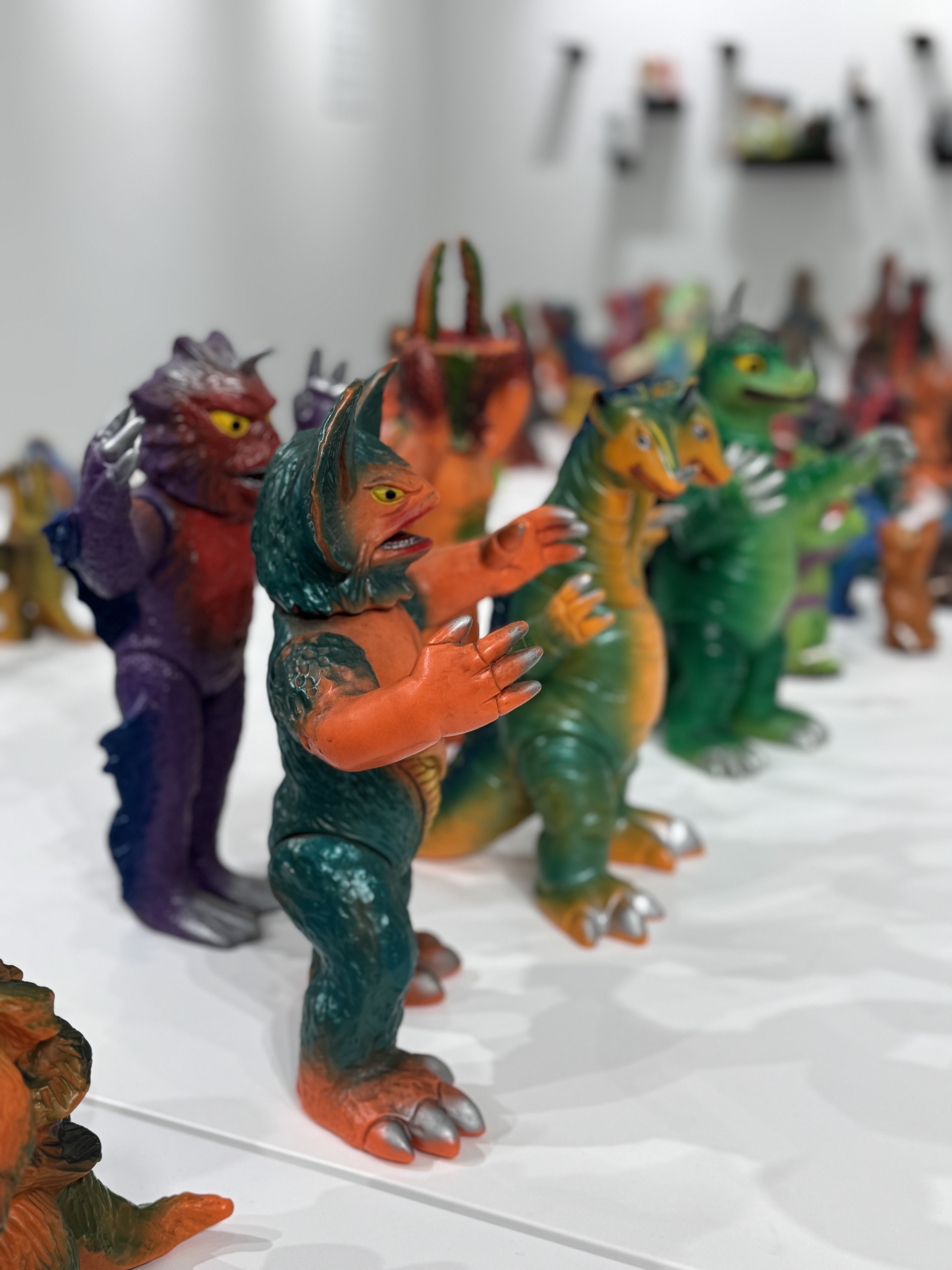 ヴィンテージのパチ怪獣ソフビを上海で展示した話 ｜ 連載：ソフビ