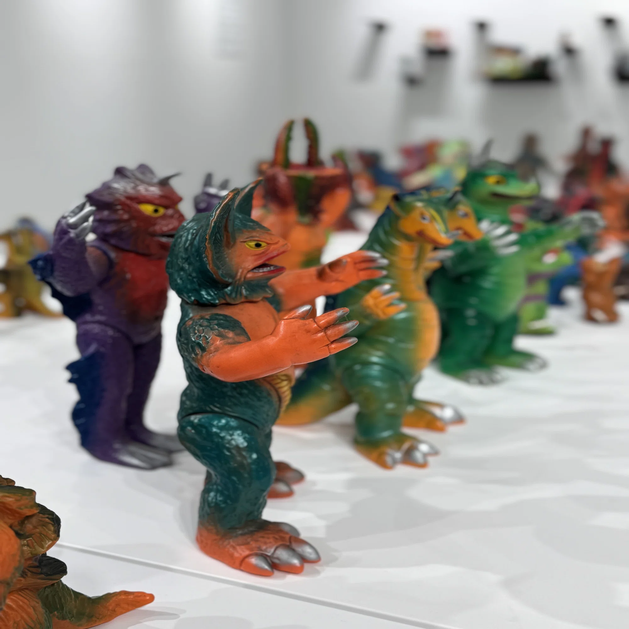 ヴィンテージのパチ怪獣ソフビを上海で展示した話 ｜ 連載：ソフビ 