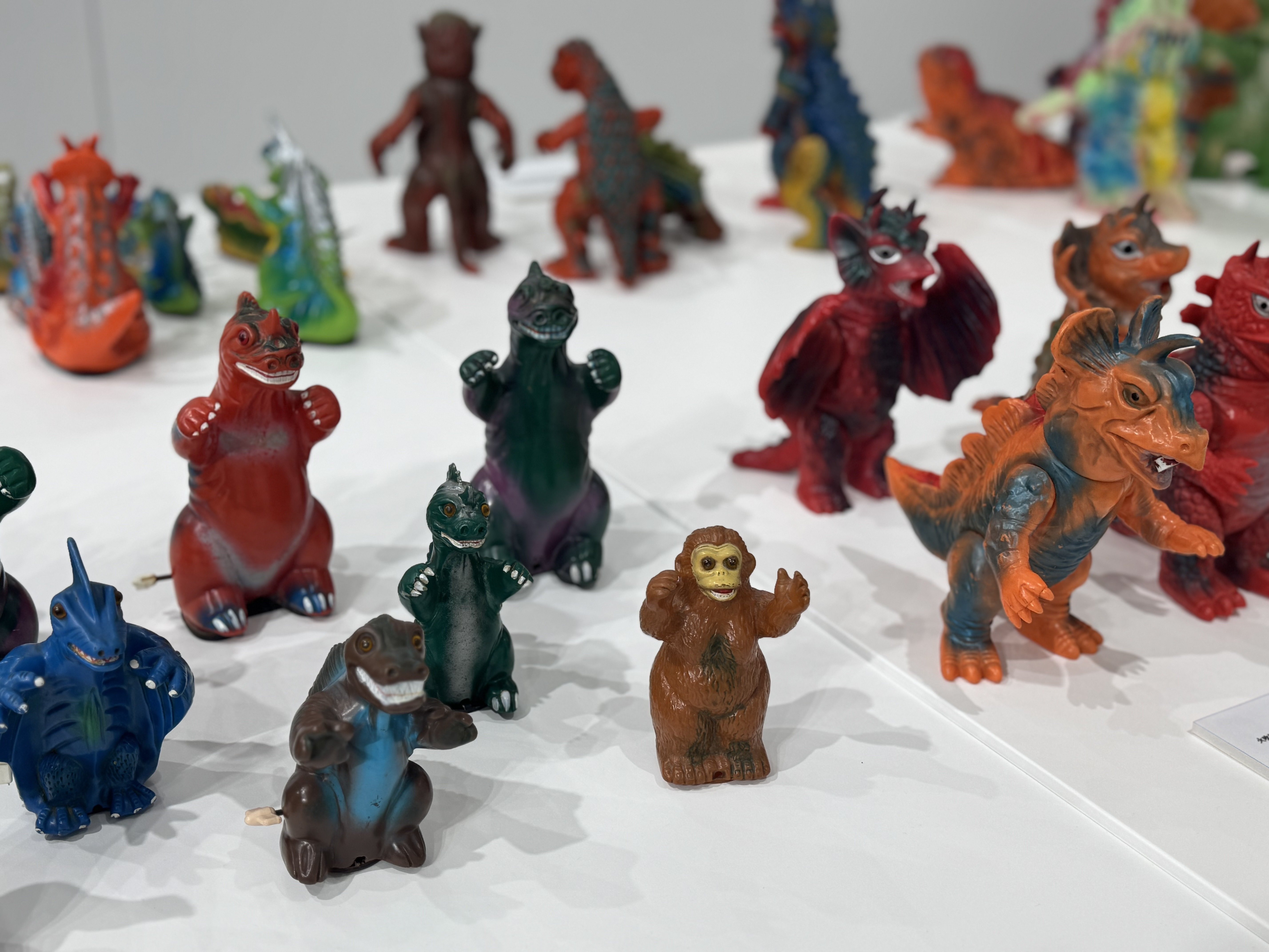 CRISIS GALLERY Rampage Toys パチ怪獣 ソフビ 未開封 ヴィンテージのパチ怪獣ソフビを上海で展示した話 ｜ 連載：ソフビ