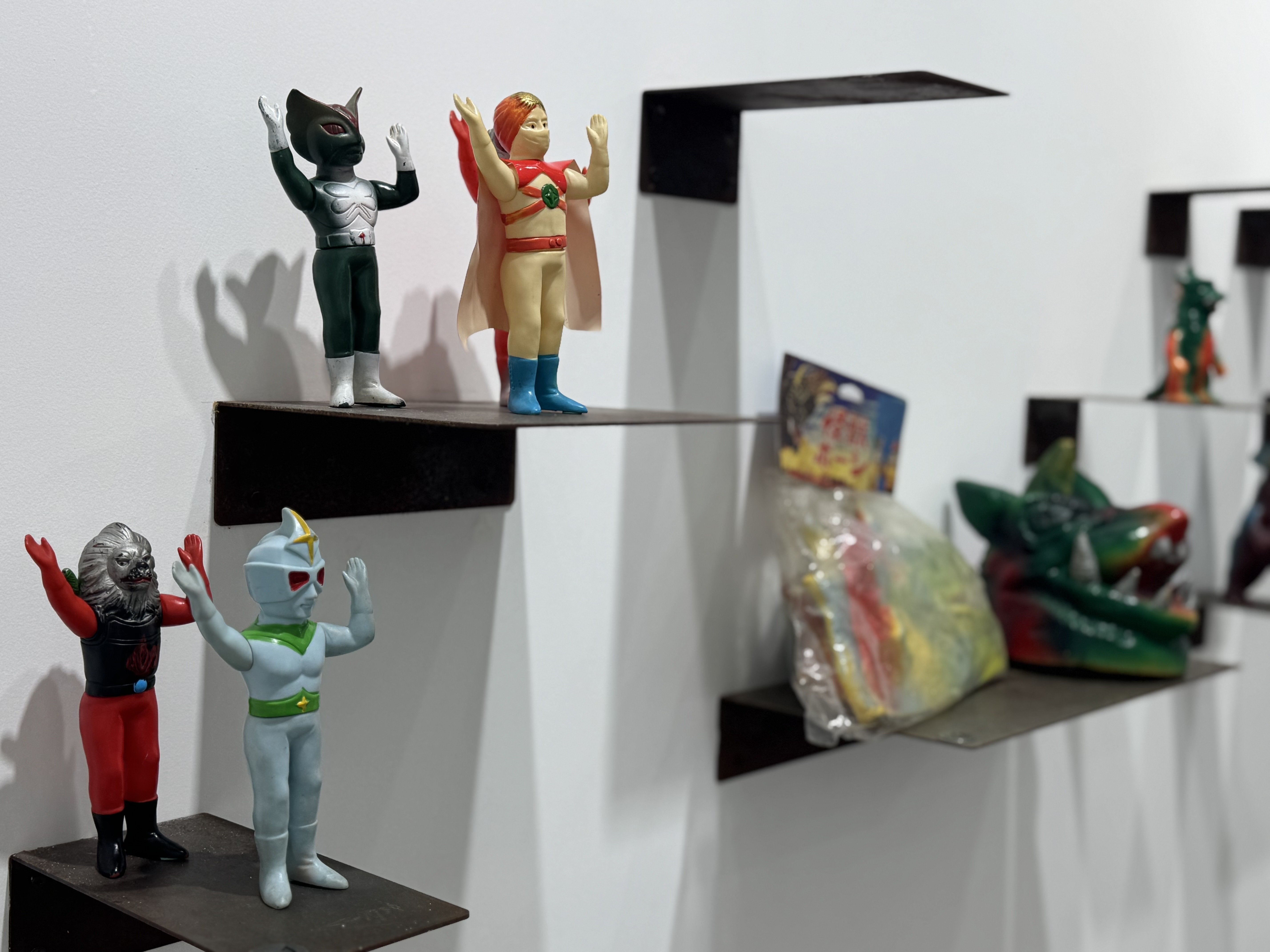 CRISIS GALLERY Rampage Toys パチ怪獣 ソフビ 未開封 ヴィンテージのパチ怪獣ソフビを上海で展示した話 ｜ 連載：ソフビ