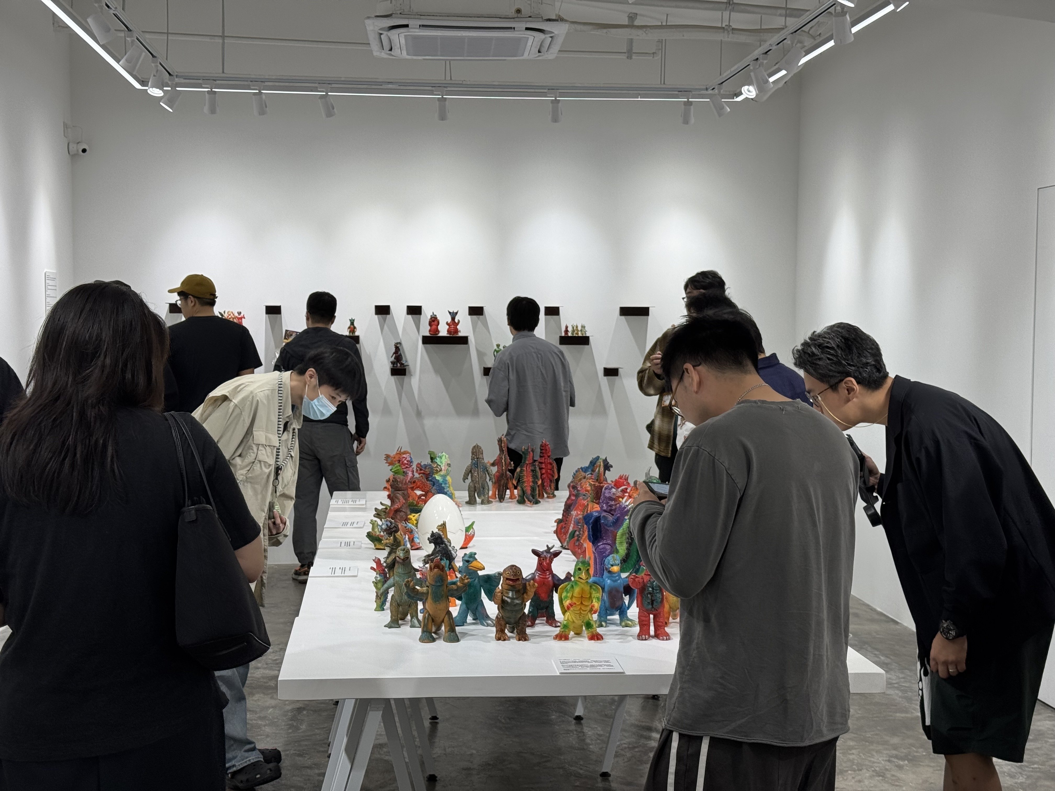 ヴィンテージのパチ怪獣ソフビを上海で展示した話 ｜ 連載：ソフビ