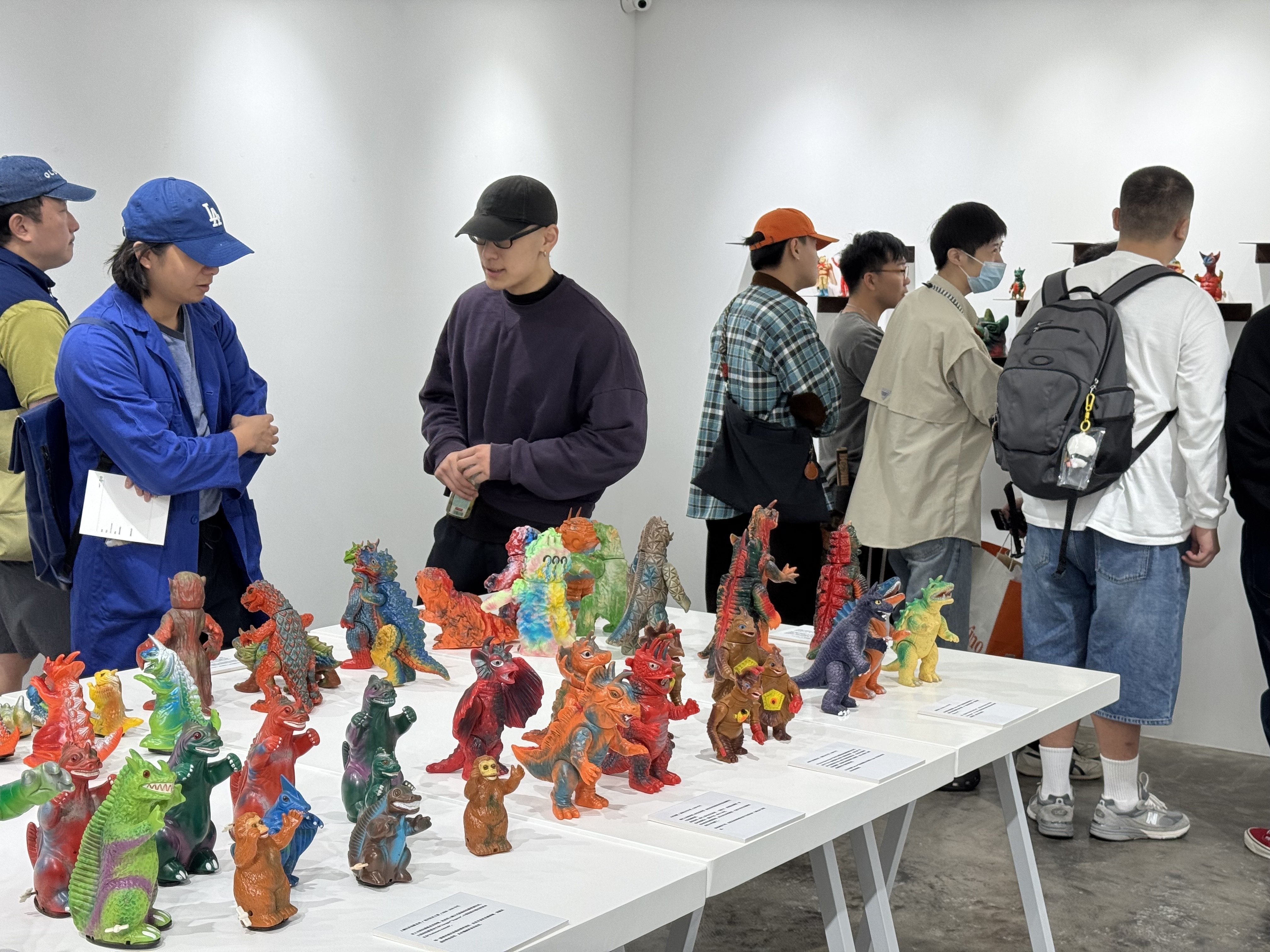 ヴィンテージのパチ怪獣ソフビを上海で展示した話 ｜ 連載：ソフビ