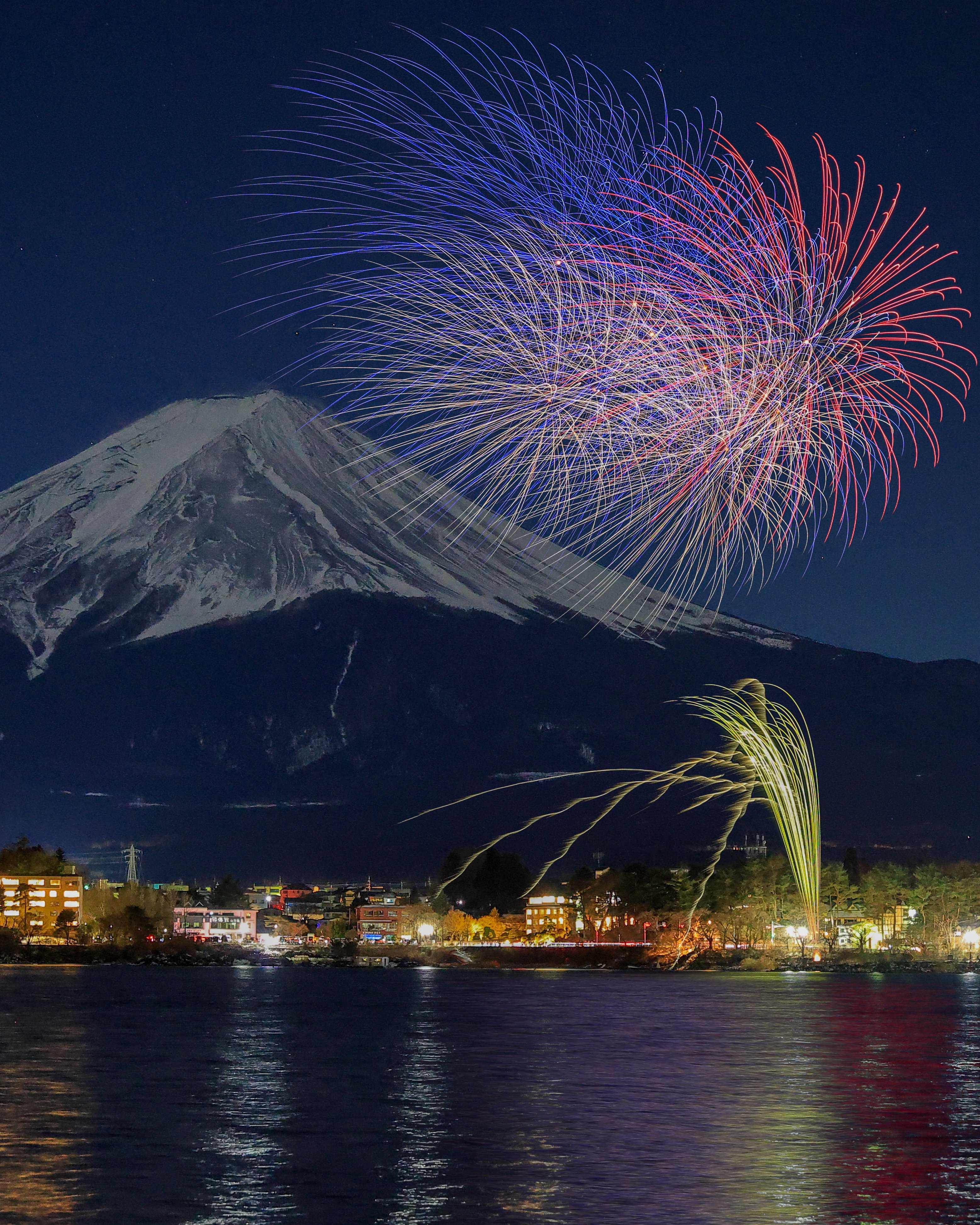 冬花火 河口湖冬花火 - 澄みきった夜の河口湖に映るひかりの花