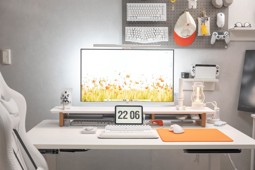 デスクツアー2025】ゲームも作業も快適！白を基調とした「見た目に