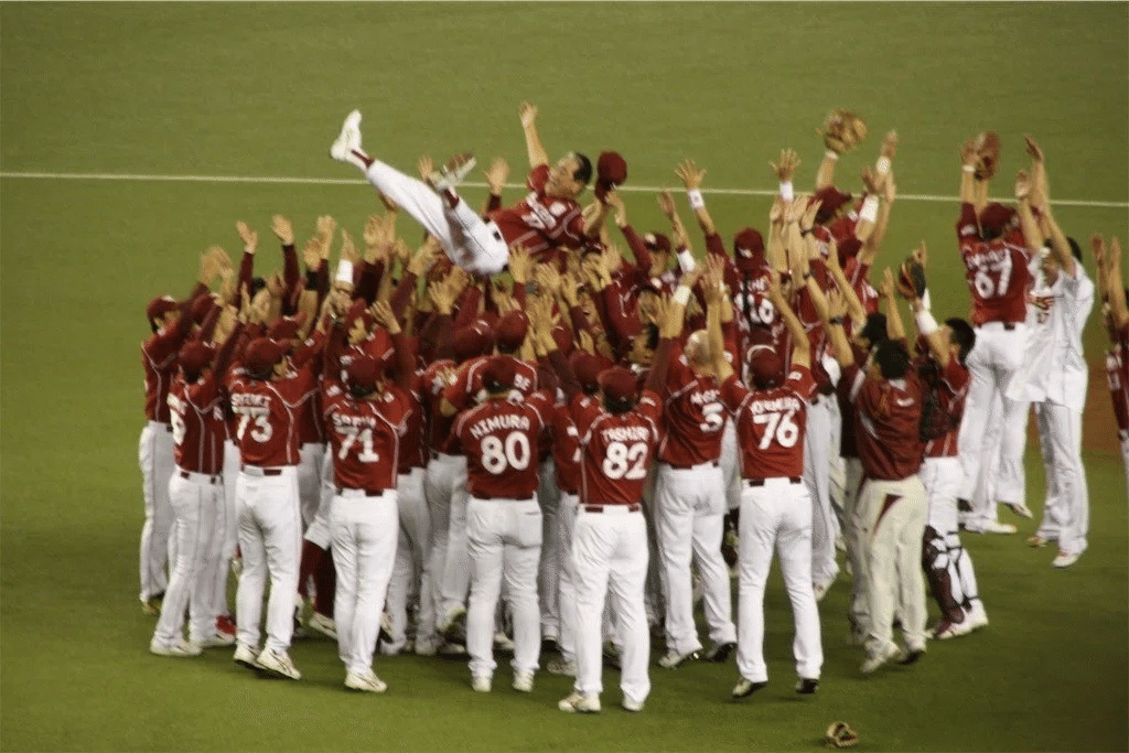 東北楽天ゴールデンイーグルス　2013 初優勝　星野監督　胴上げフォトパネル プロ野球日本一を決め、楽天の選手たちから胴上げされる星野監督＝2013