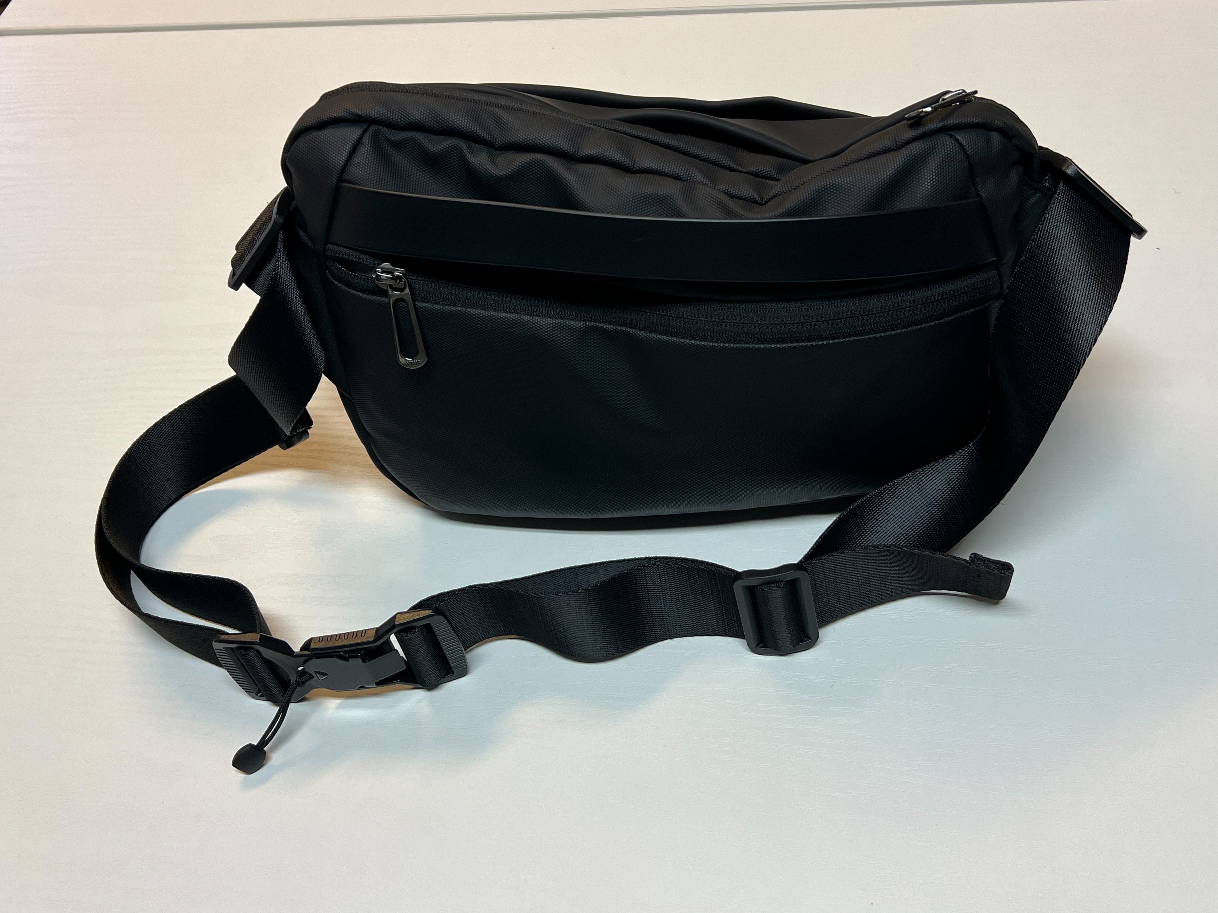 ボディバッグ】大容量＆防水！多機能ポケット付きスタイリッシュな