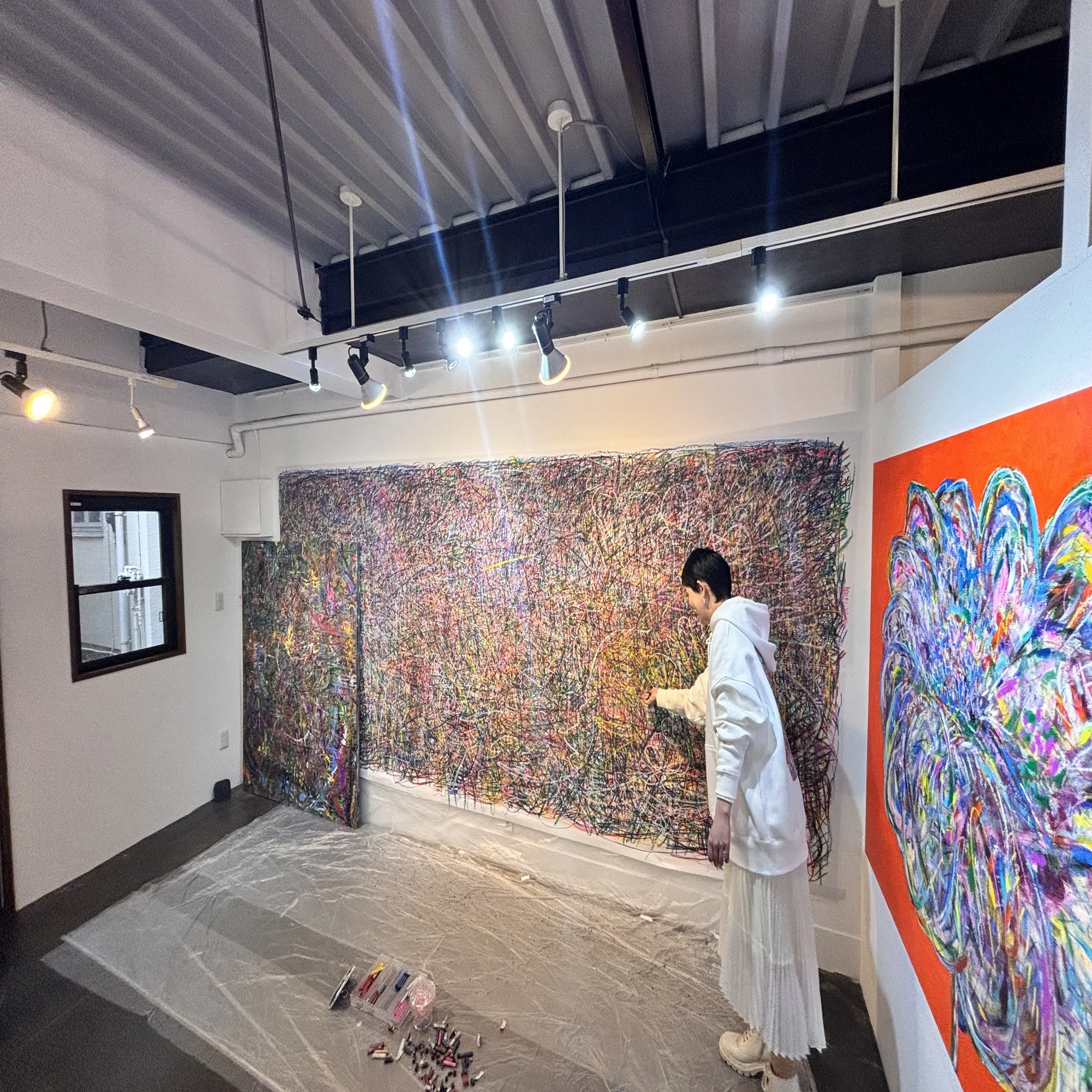 クレヨンで奏でるように描くアーティスト♬mikoさんの個展にお邪魔しま 
