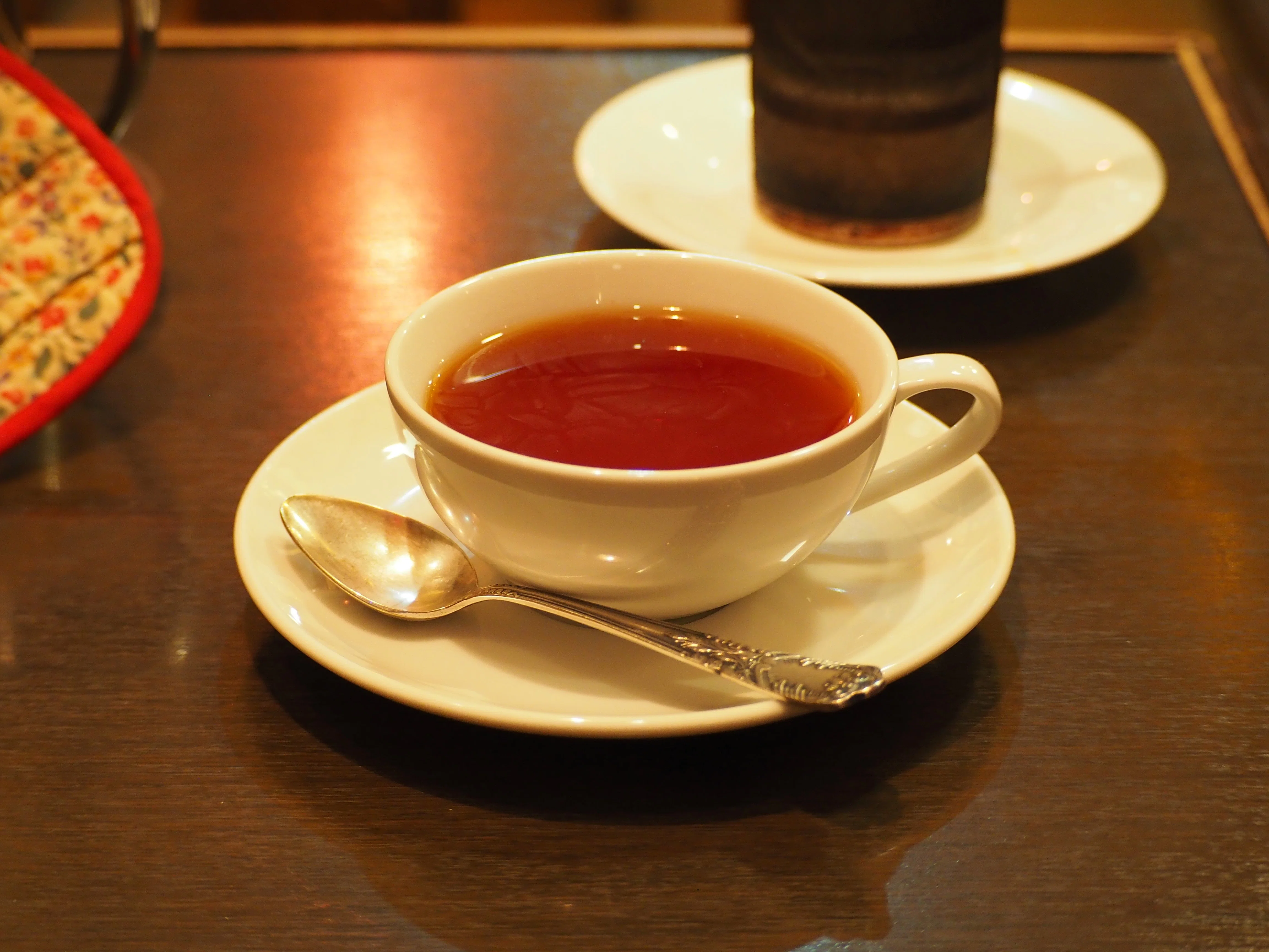 大阪・堂島のロンドンティールームで、1杯700円の紅茶とともに過ごす