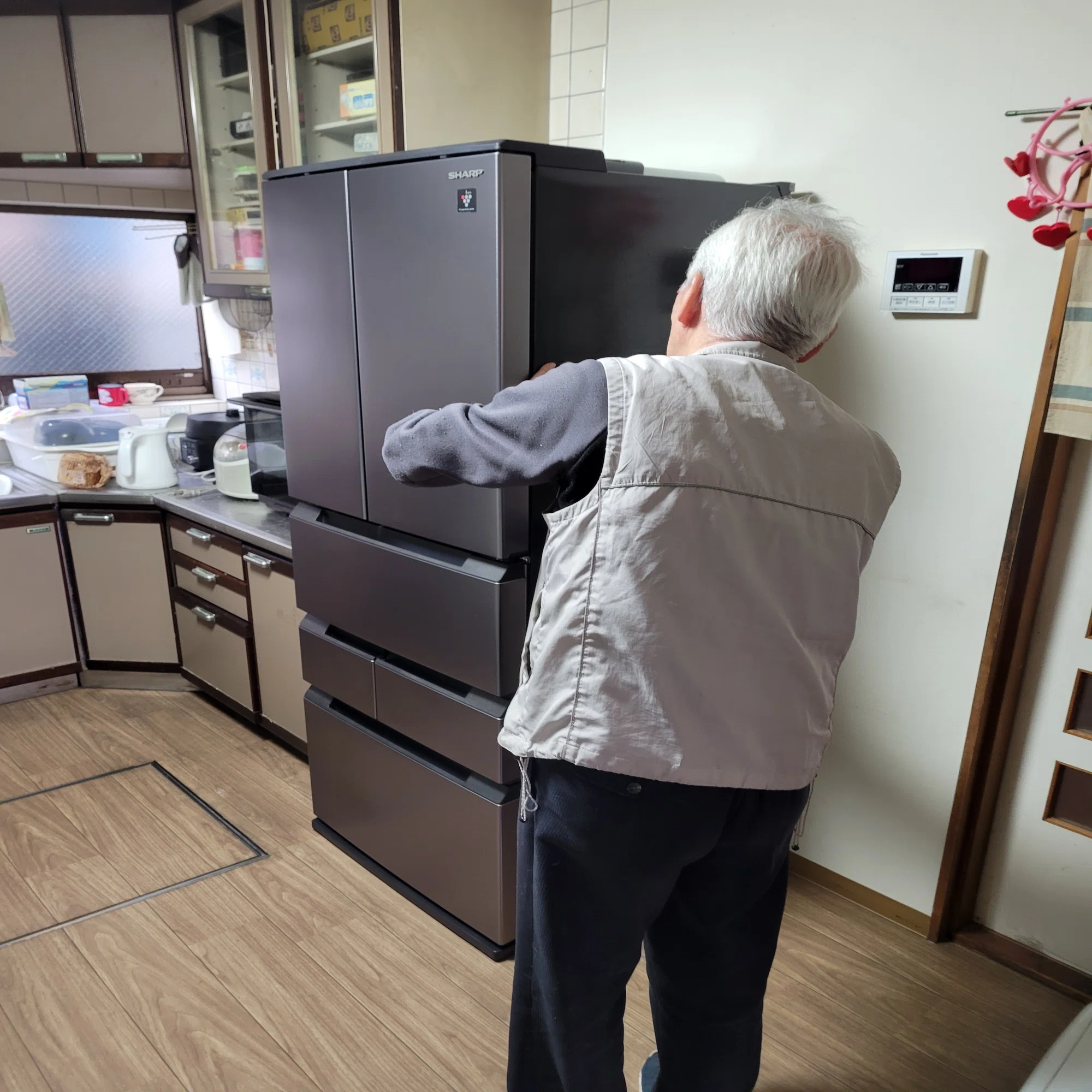 新しい冷蔵庫搬入｜ようちゃん(たなよう)