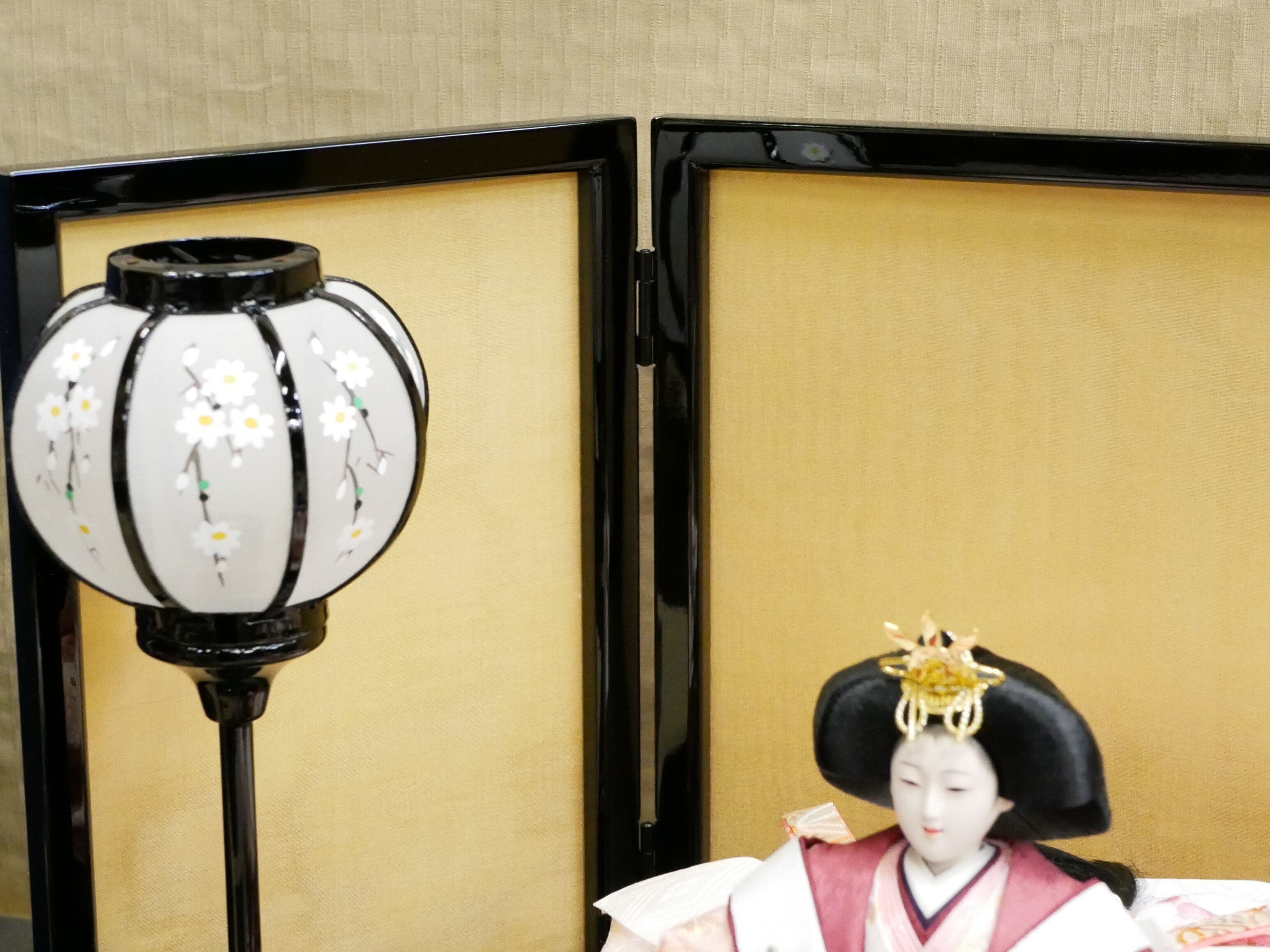 お雛様の飾り方」お雛様をきれいに見せる基本型④ 屏風その2｜大西