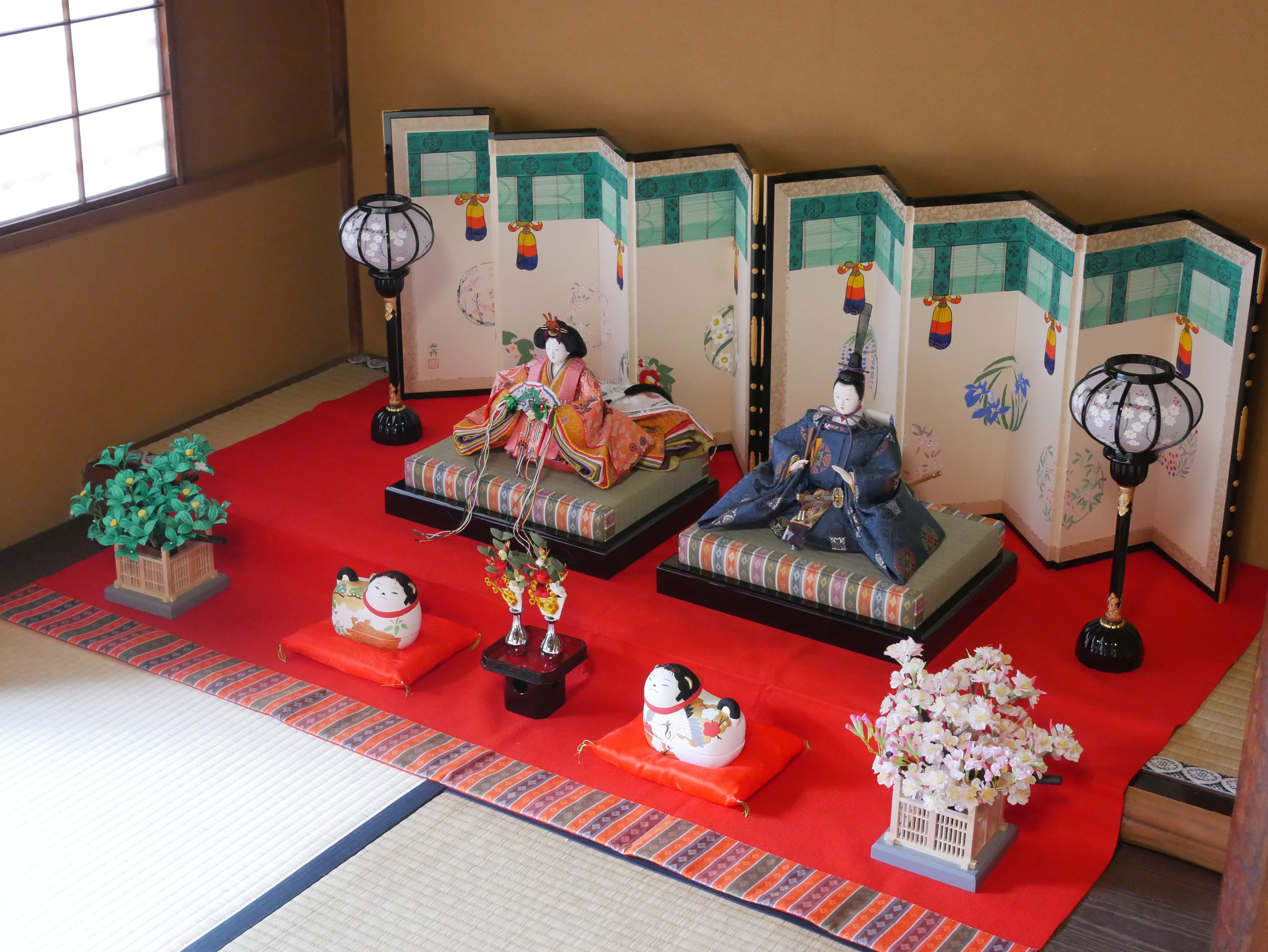 お雛様の飾り方」お雛様をきれいに見せる基本型④ 屏風その2｜大西