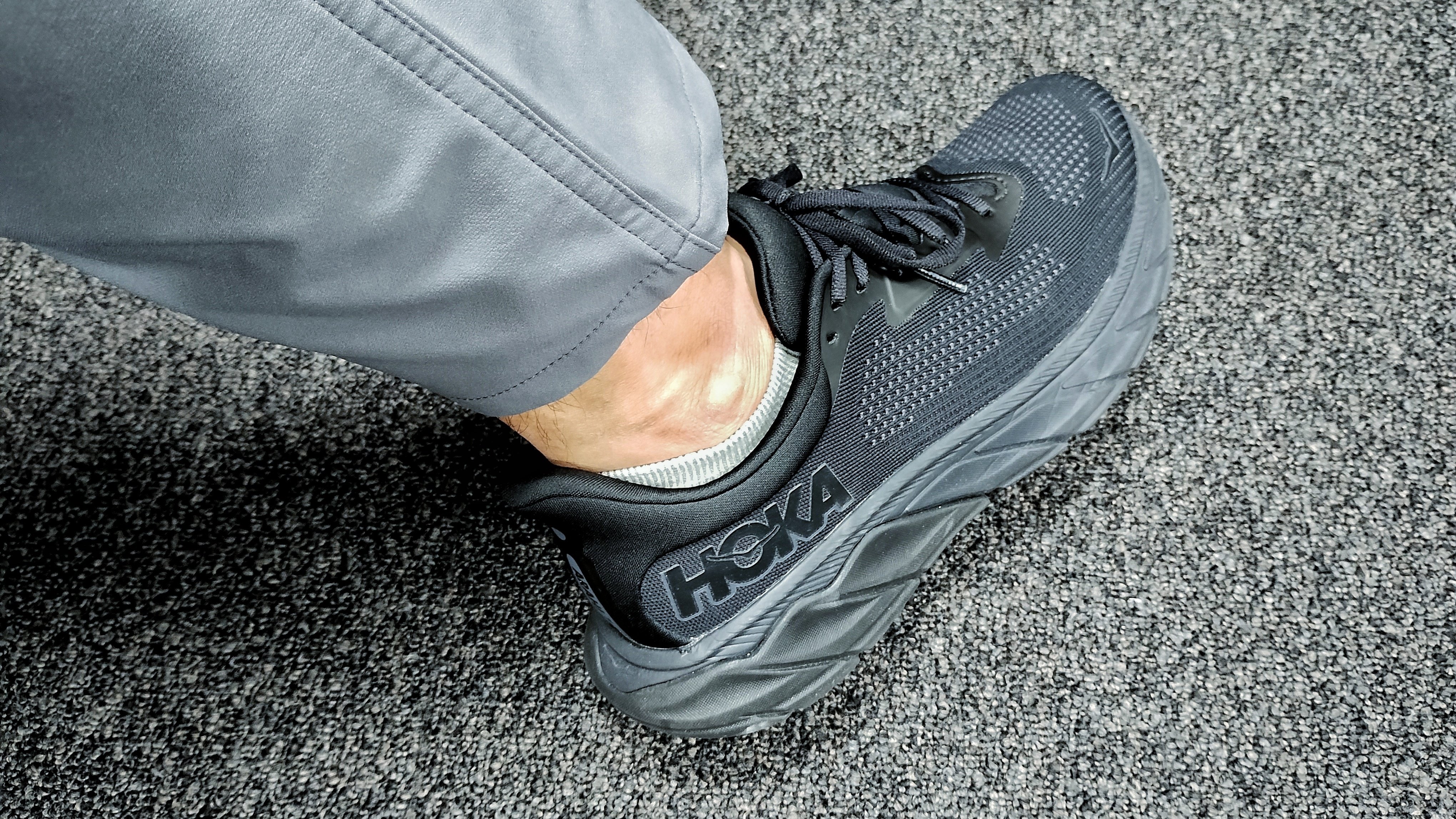 HOKA ARAHI 7 ランニングシューズ ブラック 28cm ホカ オネオネ