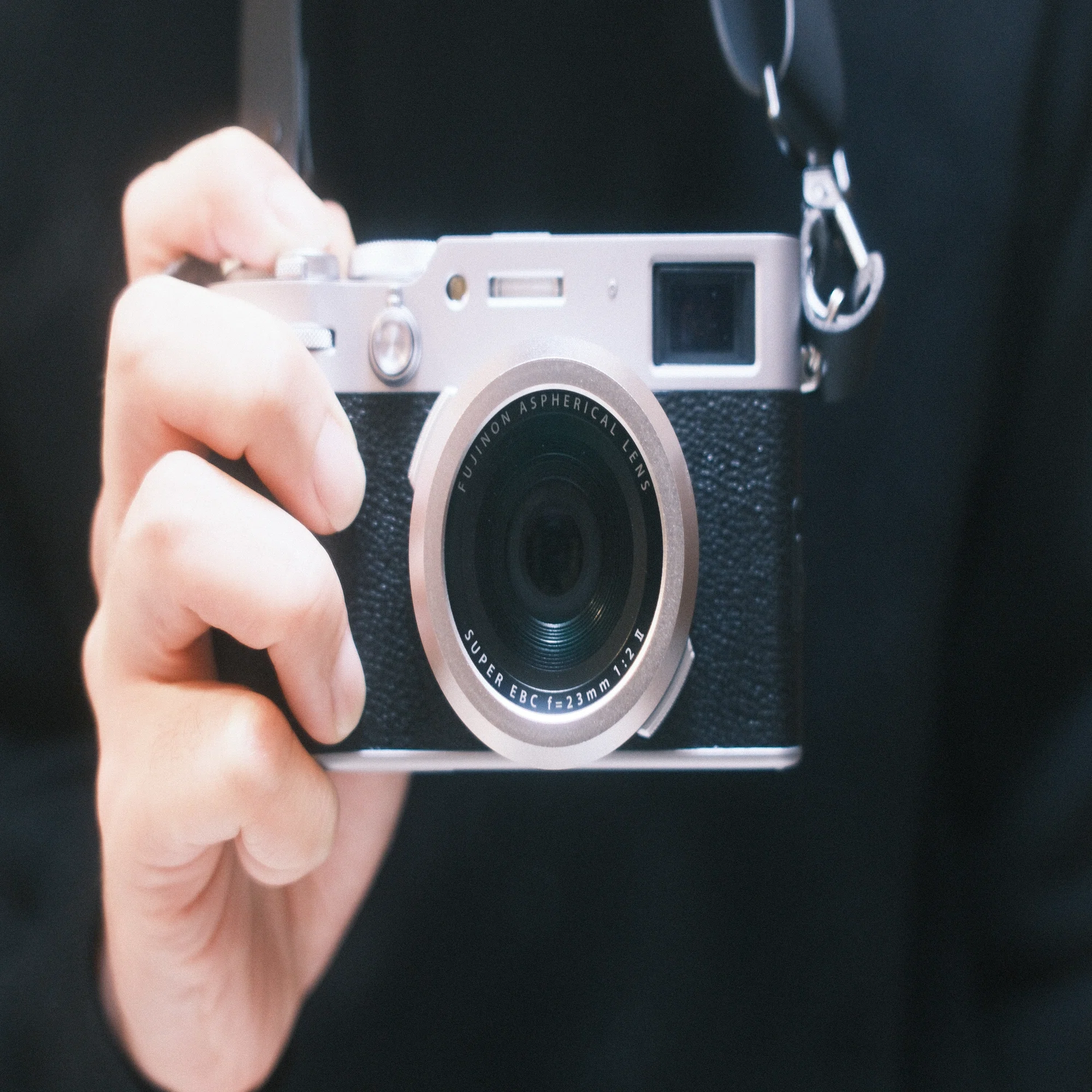 FUJIFILM X100VI｜シルバーにすべきか、ブラックにすべきか、それが 