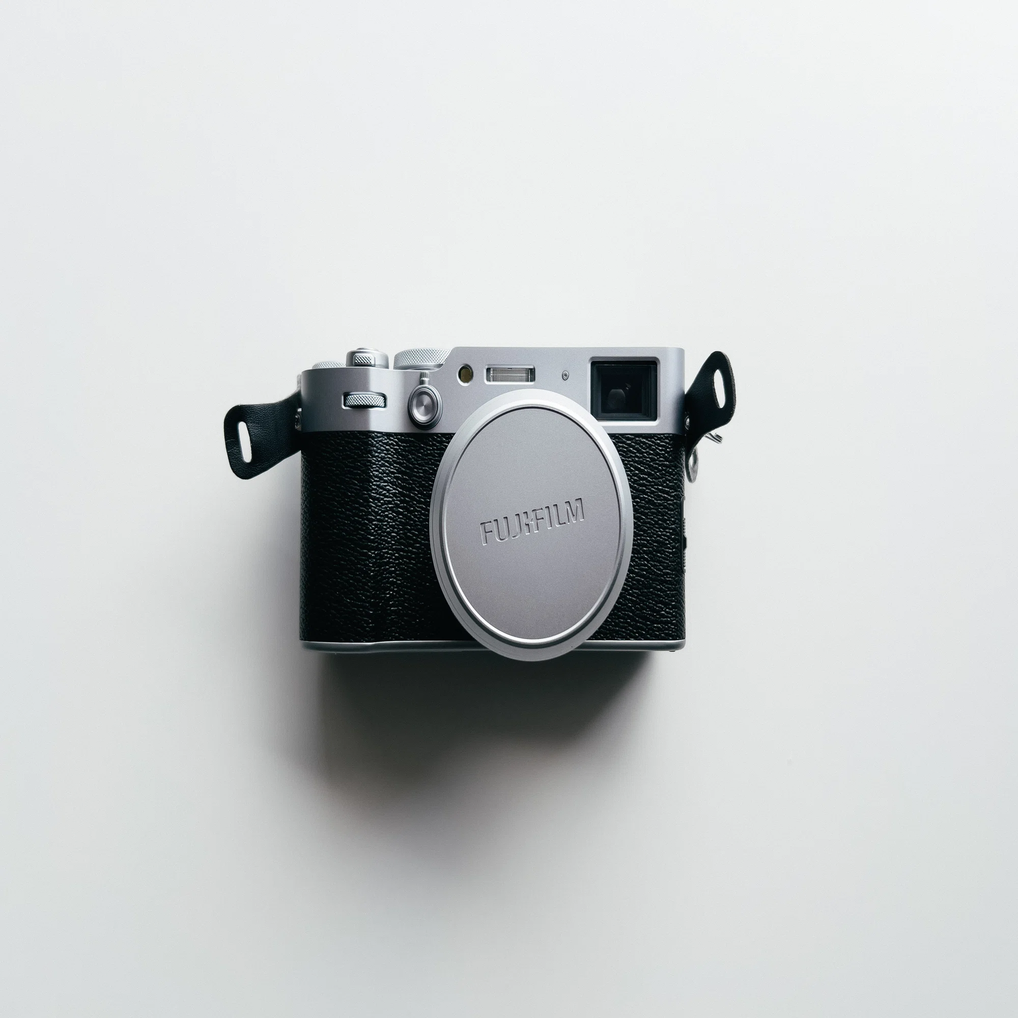 FUJIFILM X100VI｜シルバーにすべきか、ブラックにすべきか、それが 